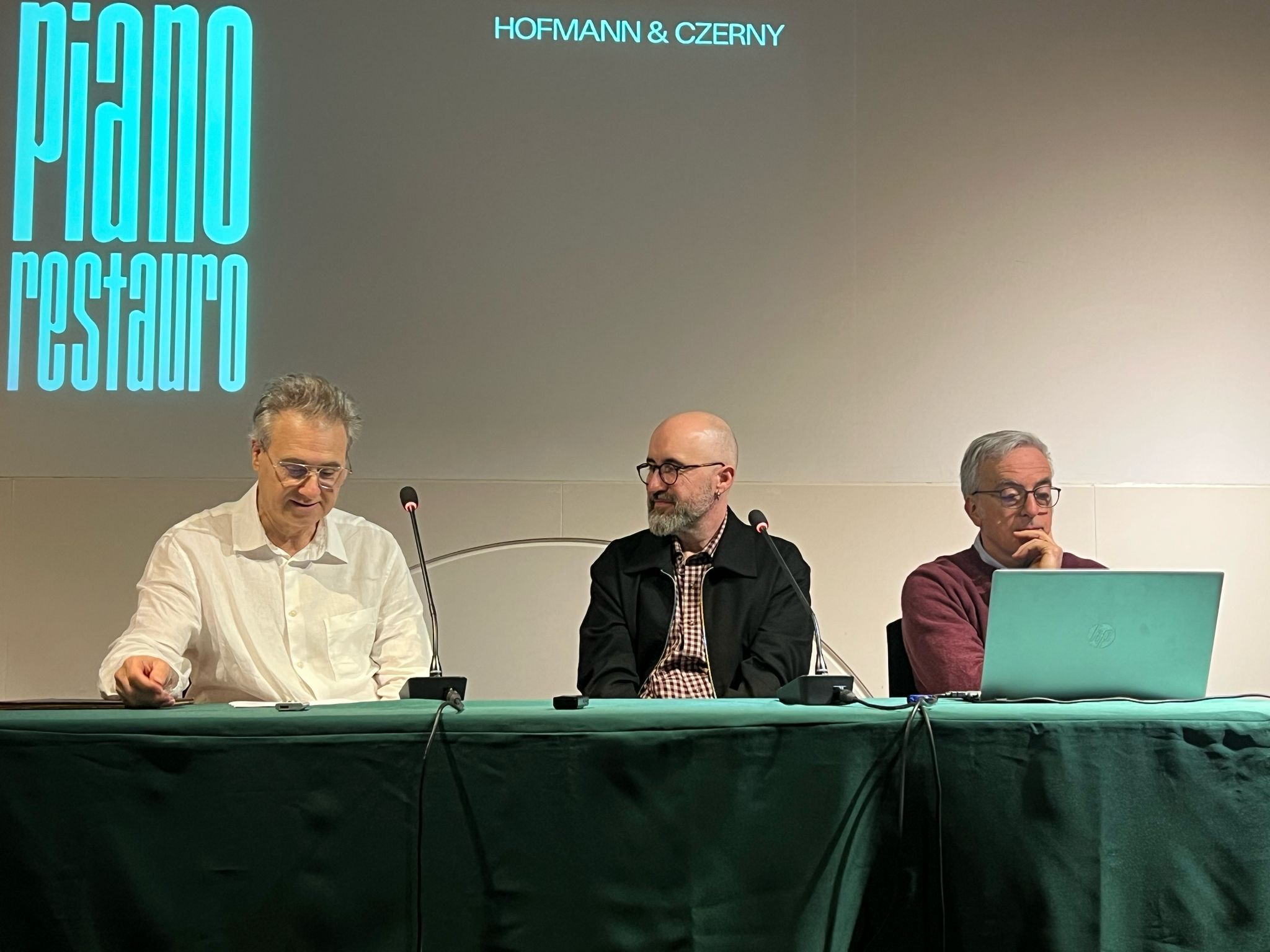 Oriol Espinal, Txema Romero i Francesco Frassineti a la presentació del piano de mitja cua restaurat i posat a punt fruit d’una donació ciutadana. FOTO: Marc Mata