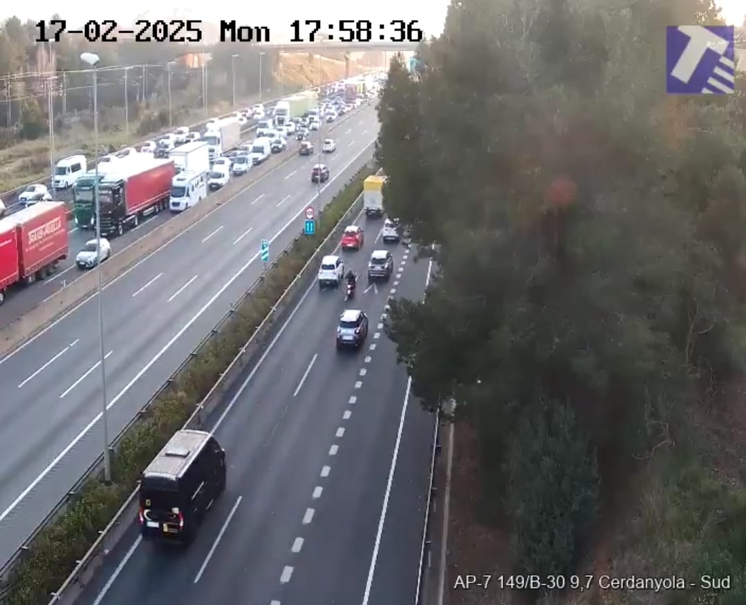 S'ha produït al voltant de les 17.20h creant retencions de 5km en sentit Girona i de 10km en sentit Tarragona. FOTO: Servei Català de Trànsit