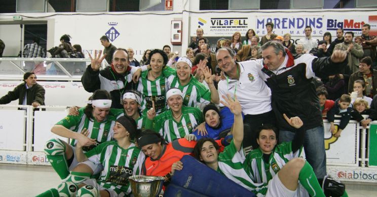 El Cerdanyola CH celebrant el títol de la Copa de la Reina. FOTO: RFEP