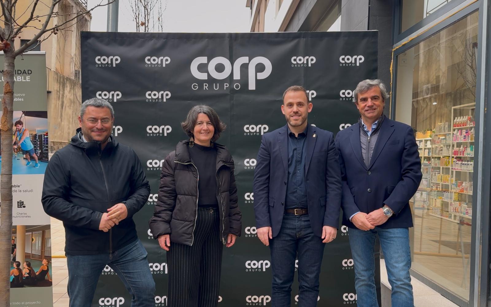 L'alcalde de Cerdanyola, Carlos Cordó, i la regidora d'Urbanisme, Eulàlia Mimó, també han visitat la promoció. FOTO: Corp