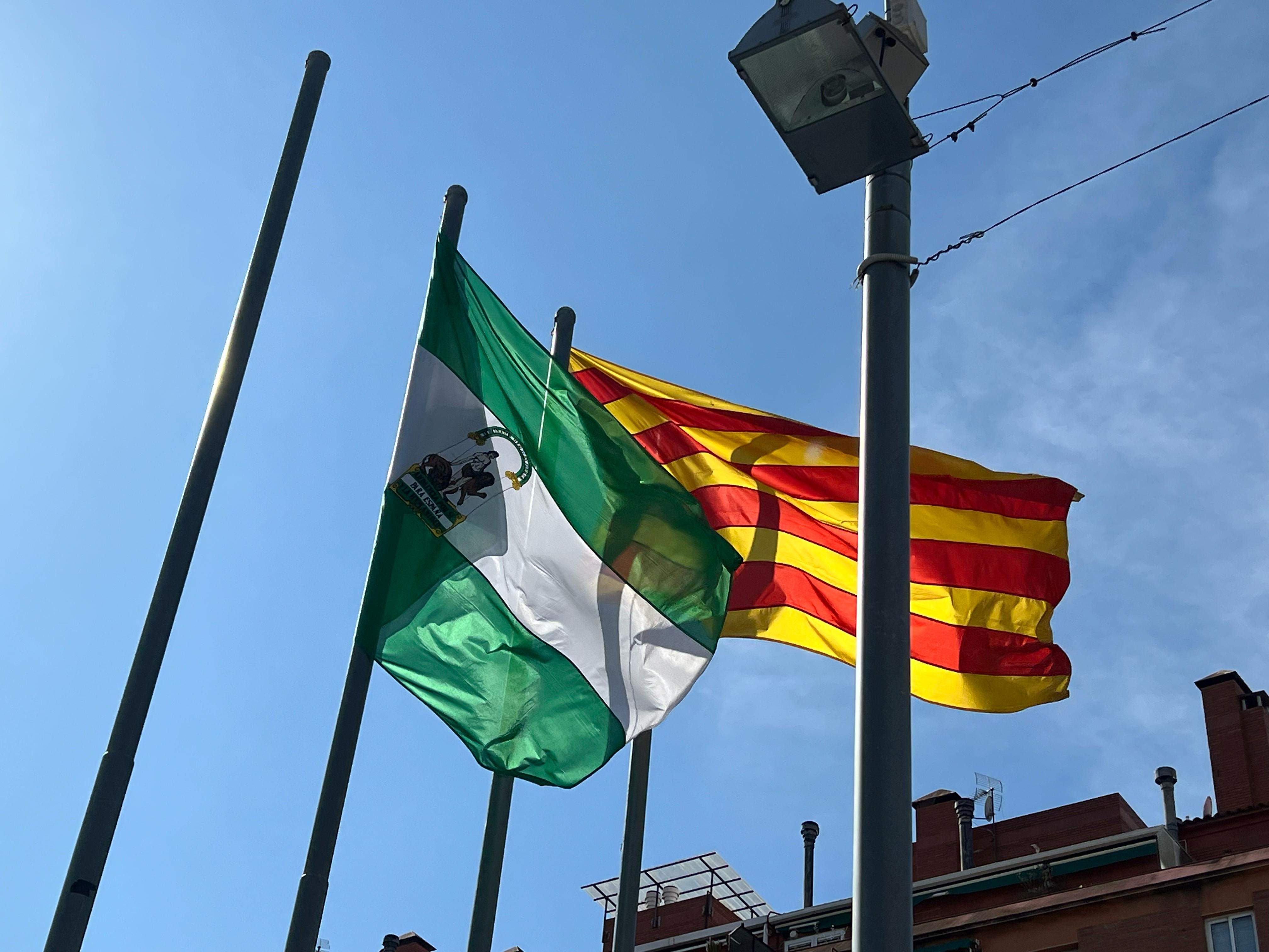 Banderes d'Andalusia i Catalunya a la plaça Abat Oliba. FOTO: Guillem Barrera