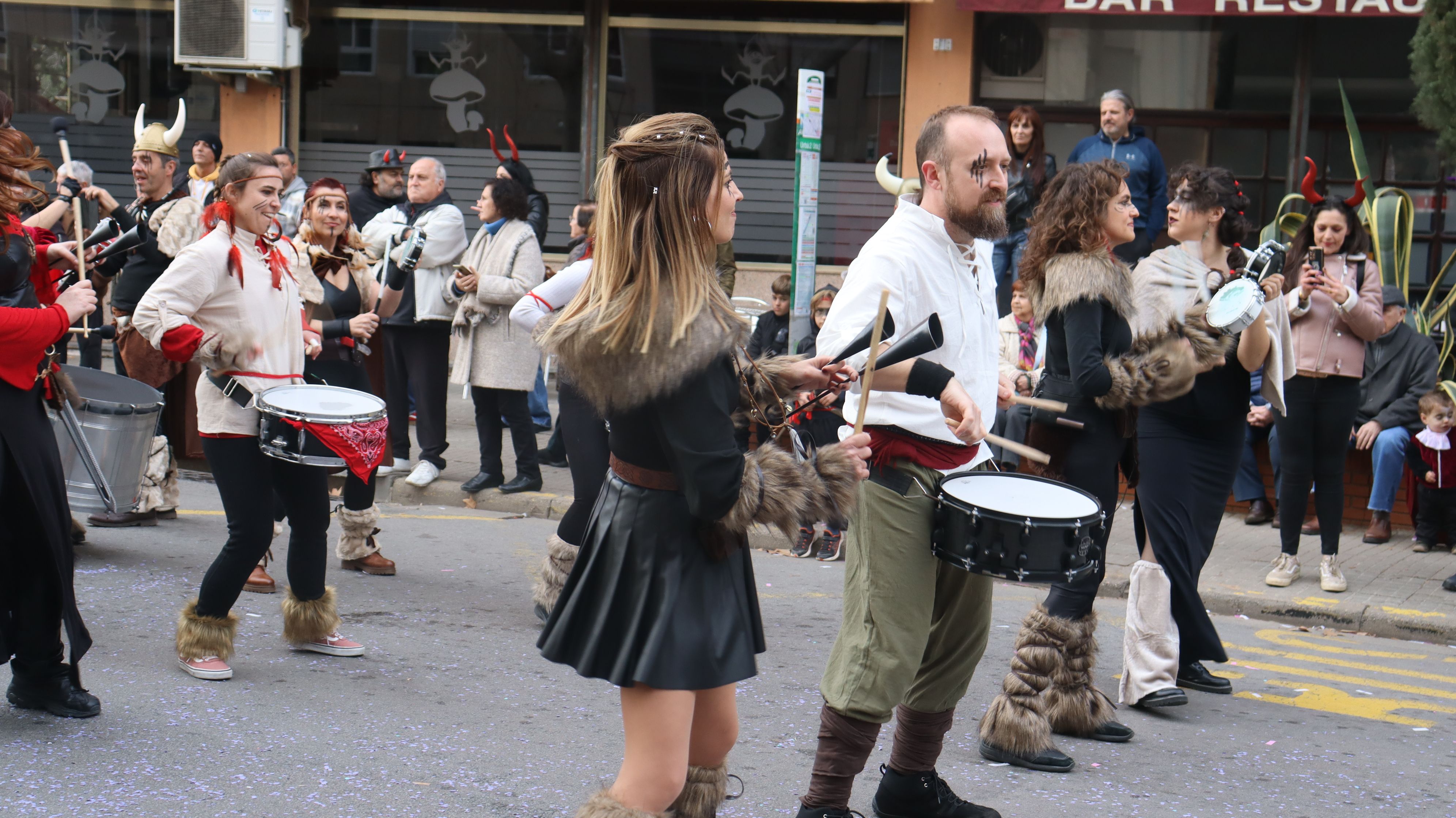 La multitudinària rua de Carnaval en imatges. FOTO: Marc Mata