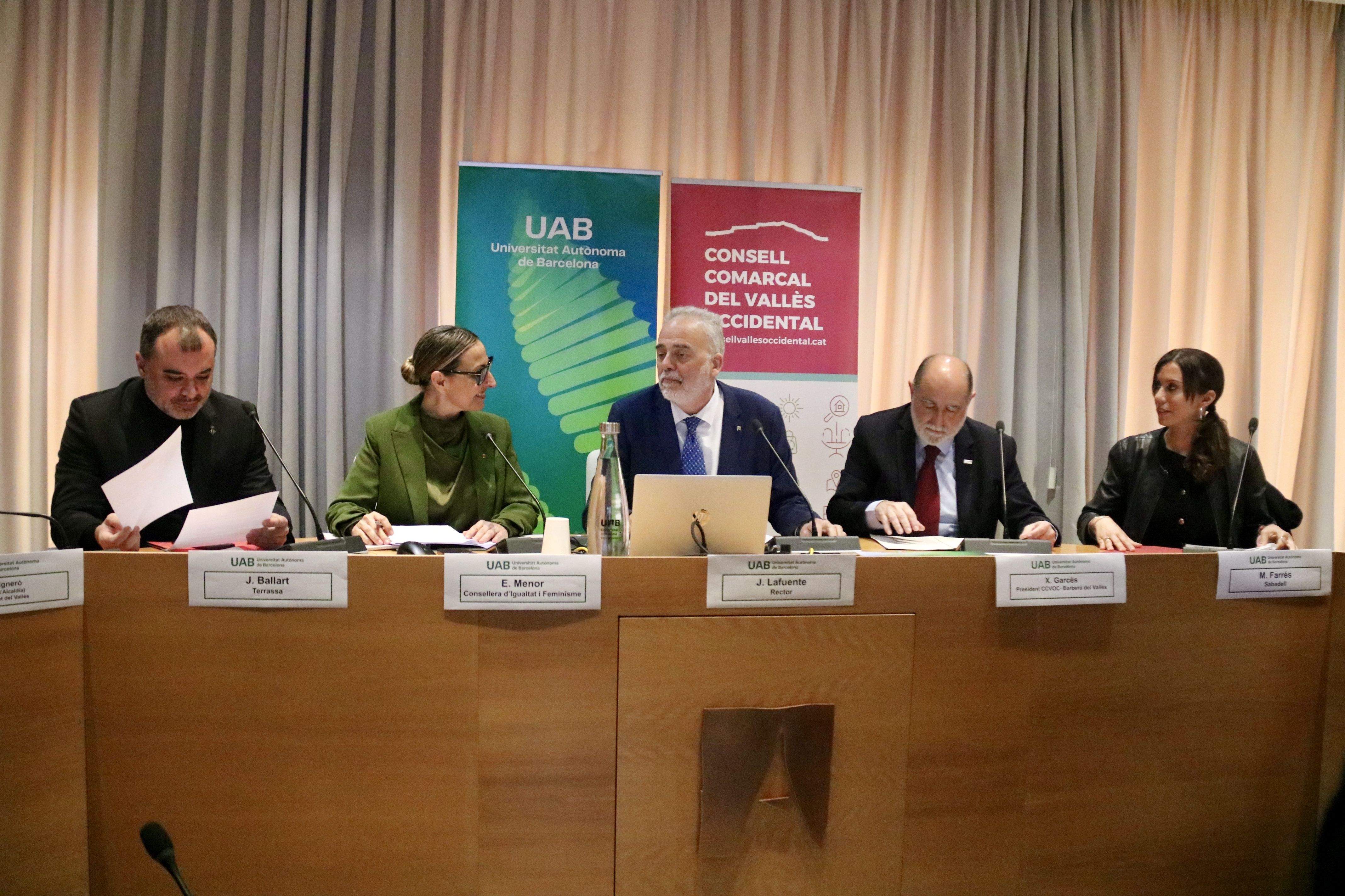 Jordi Ballart, Eva Menor, Javier Lafuente, Xavier Garcés i Marta Farrés en el Consell d'Alcaldies a la UAB. FOTO: ACN 