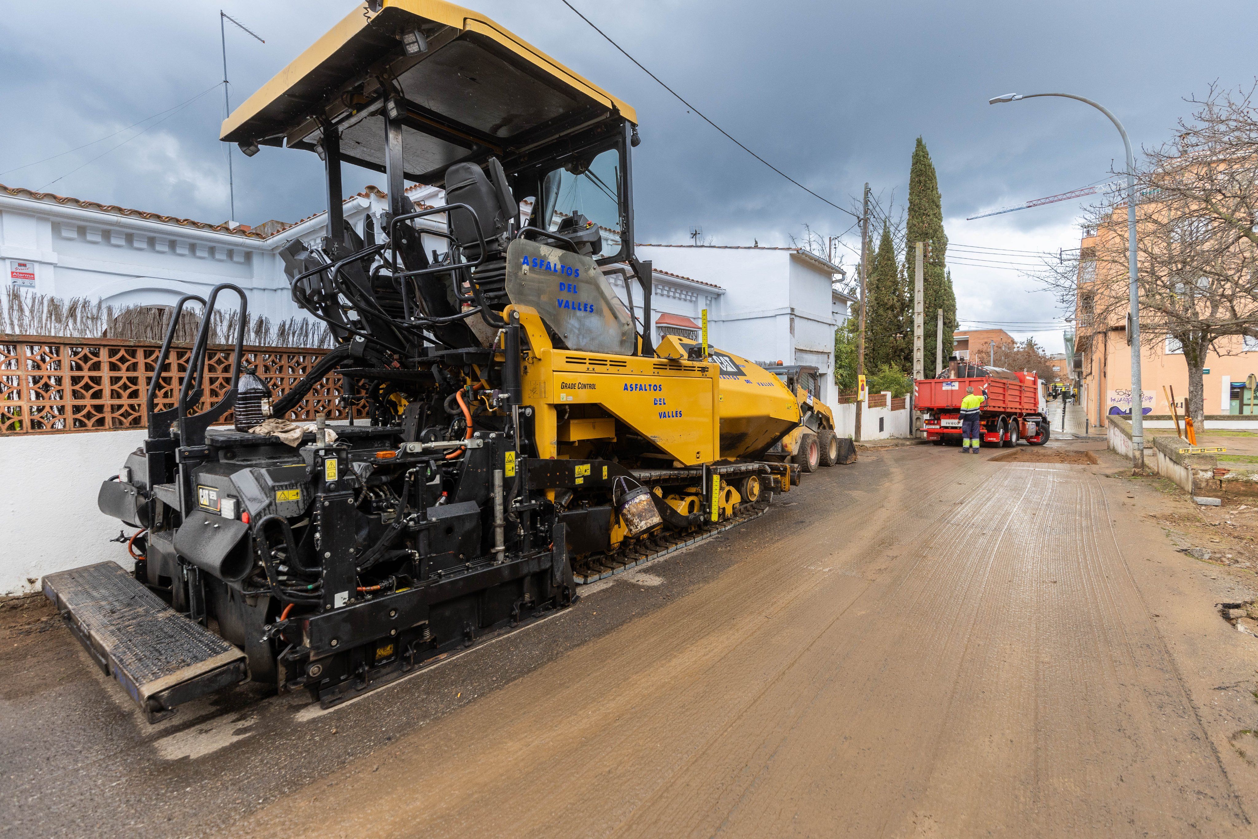 Inici de la tercera fase de l'asfaltat d'alguns trams de carrers de Cerdanyola. FOTO: Ajuntament Inici de la tercera fase de l'asfaltat d'alguns trams de carrers de Cerdanyola. FOTO: Ajuntament