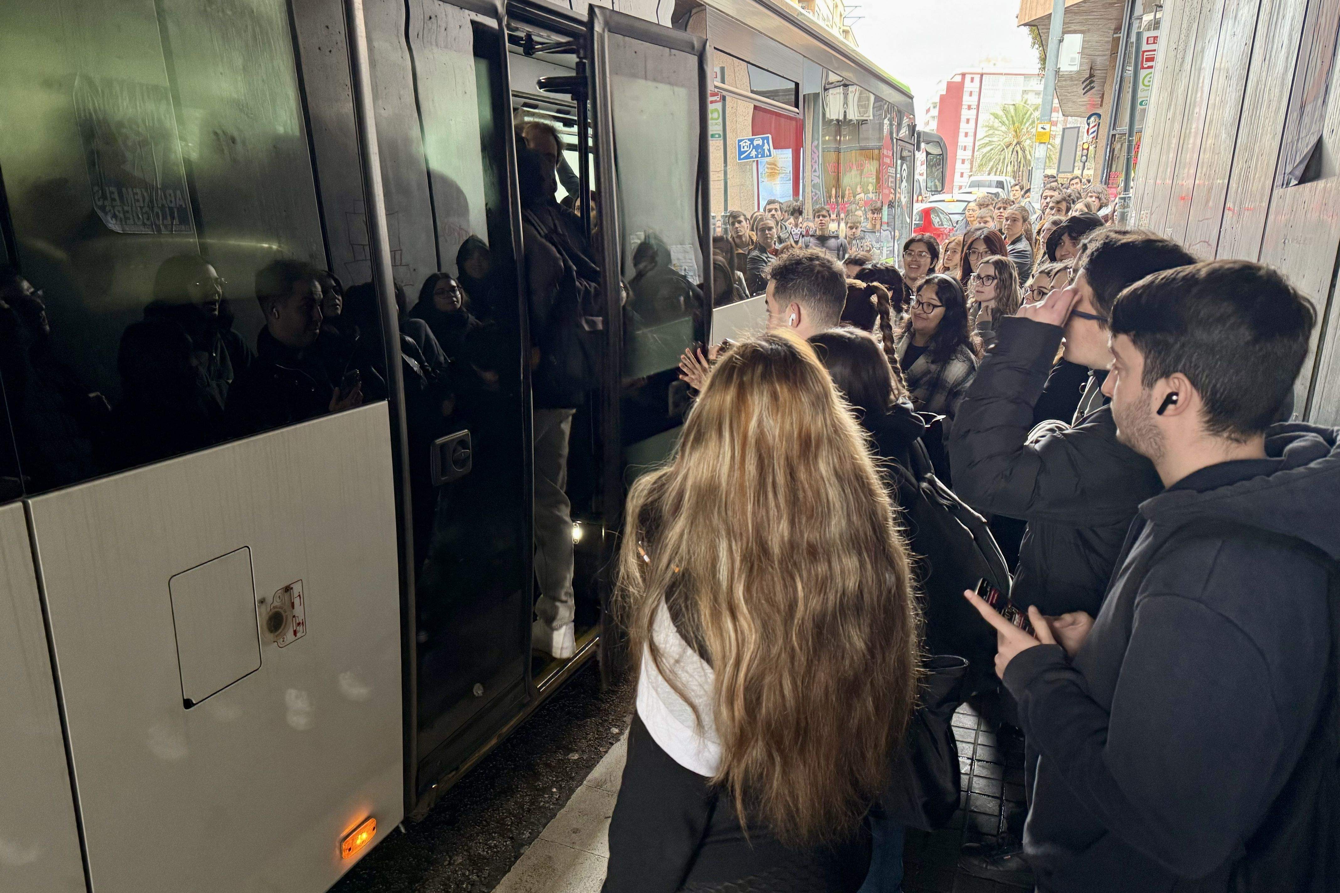Usuaris de Rodalies intentant pujar a l'E3 a Cerdanyola direcció a la UAB. FOTO: ACN