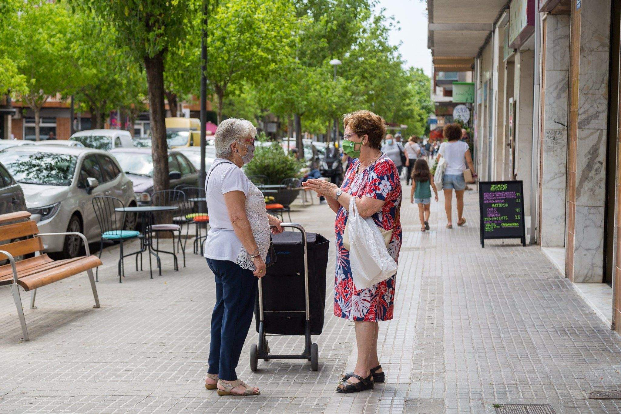 Imatge de l'estiu del 2021 amb mascareta als carrers de Cerdanyola. FOTO: Ajuntament