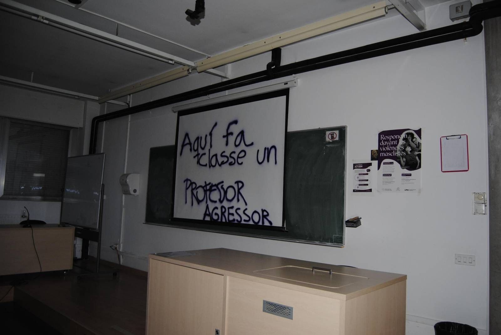 Pintada a una de les aules de la Facultat de Filosofia i Lletres de la UAB. FOTO: @SEPC_UAB Pintada a una de les aules de la Facultat de Filosofia i Lletres de la UAB. FOTO: @SEPC_UAB