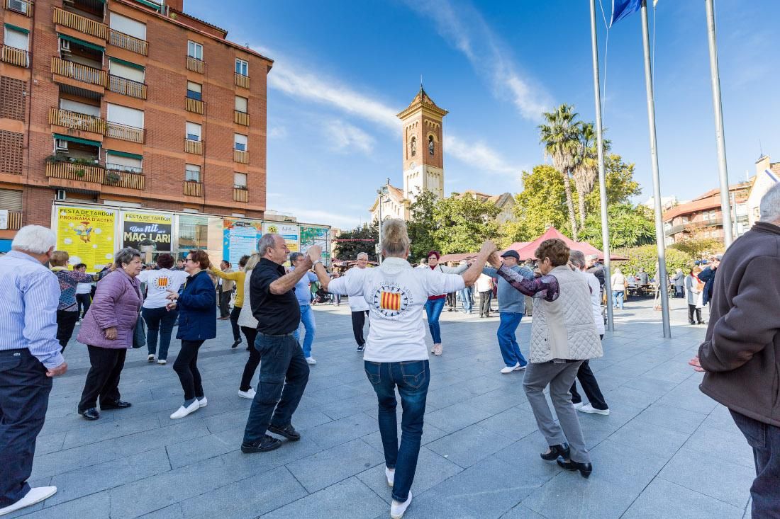 Sardanes a la plaça Abat Oliba. FOTO: Ajuntament de Cerdanyola Sardanes a la plaça Abat Oliba. FOTO: Ajuntament de Cerdanyola
