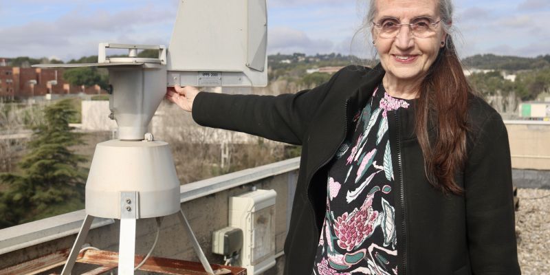 La investigadora de l'ICTA UAB i responsable de la Xarxa d'Aerobiologia de Catalunya (XAC), la doctora Jordina Belmonte, amb un aparell per mesurar el pol·len en l'aire al campus de la UAB. FOTO: Albert Segura La investigadora de l'ICTA UAB i responsable de la Xarxa d'Aerobiologia de Catalunya (XAC), la doctora Jordina Belmonte, amb un aparell per mesurar el pol·len en l'aire al campus de la UAB. FOTO: Albert Segura