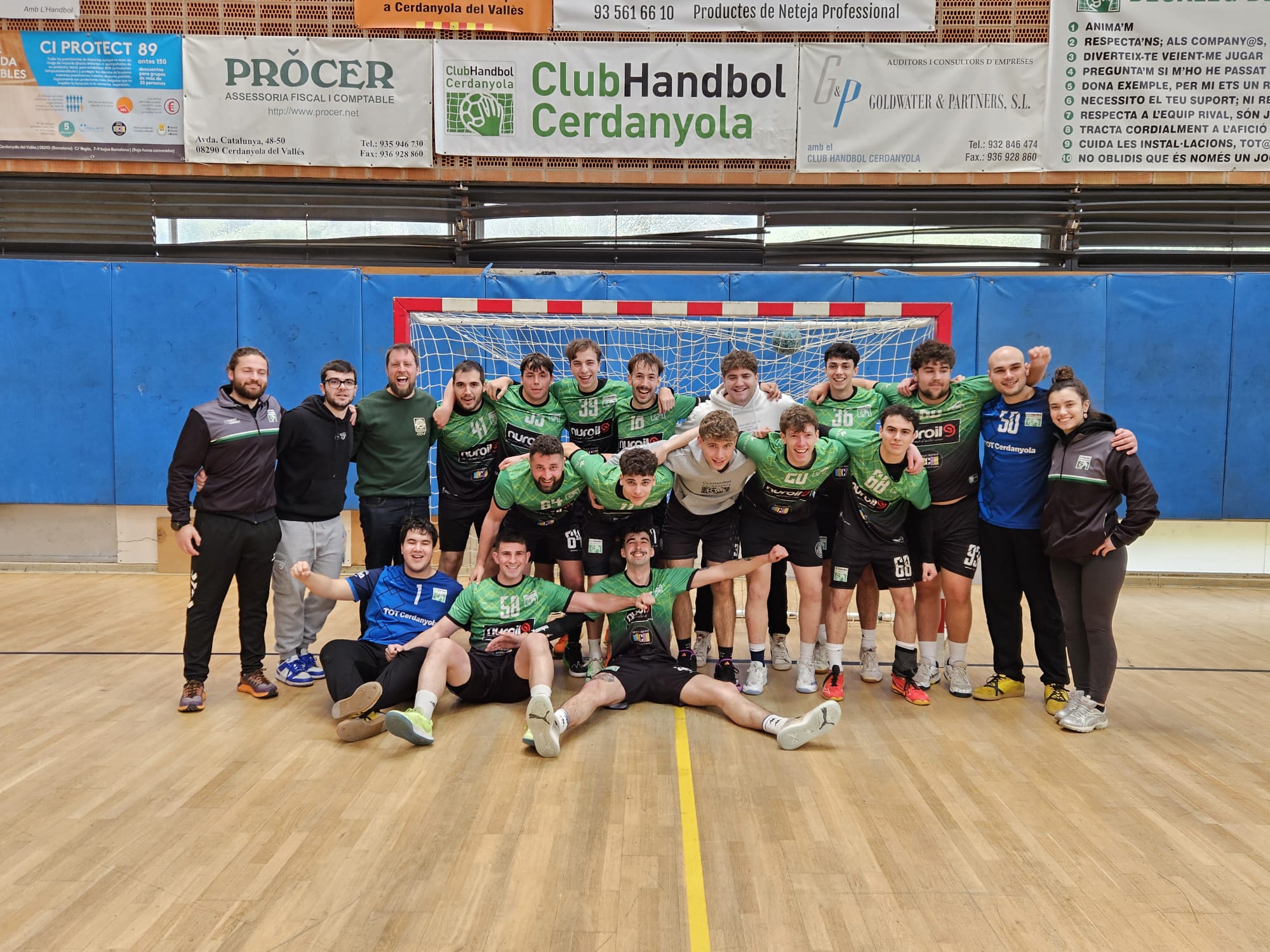 Celebració dels jugadors del Club d'Handbol Cerdanyola després de l'ascens a Primera Catalana. FOTO: Cedida
