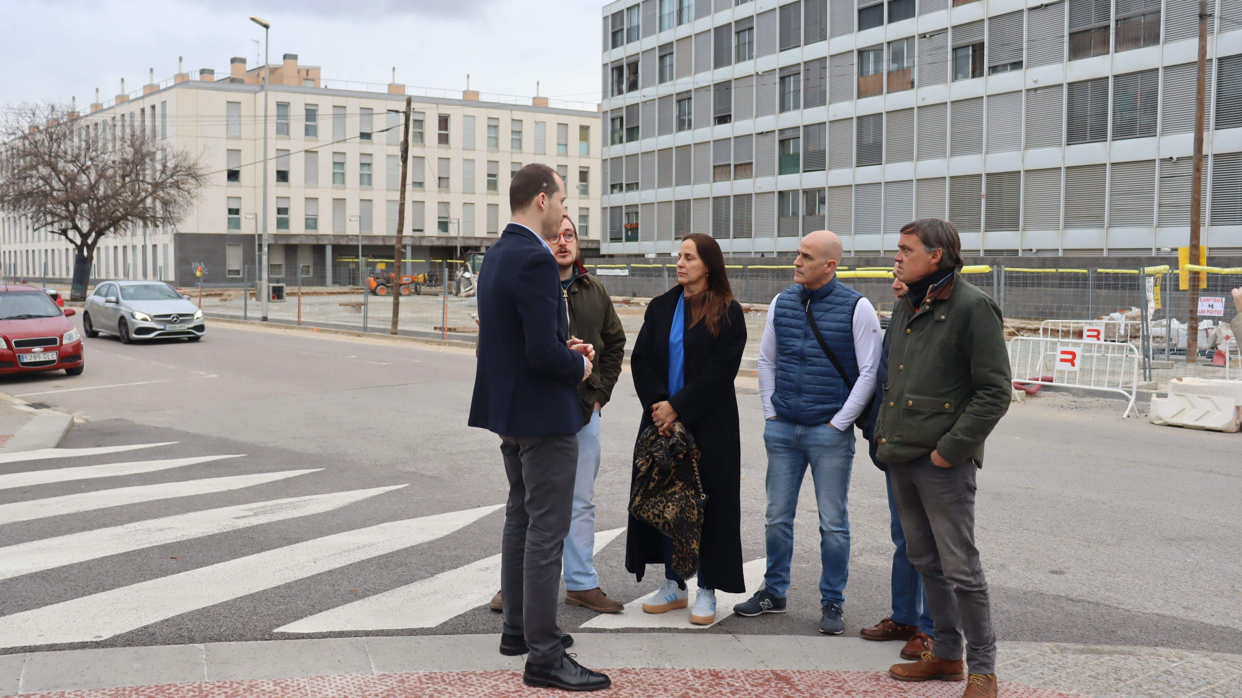 Els regidors del PP Cerdanyola acompanyats del diputat al Parlament, Juan Fernández, davant d'uns habitatges del carrer de la Clota. FOTO: Marc Mata