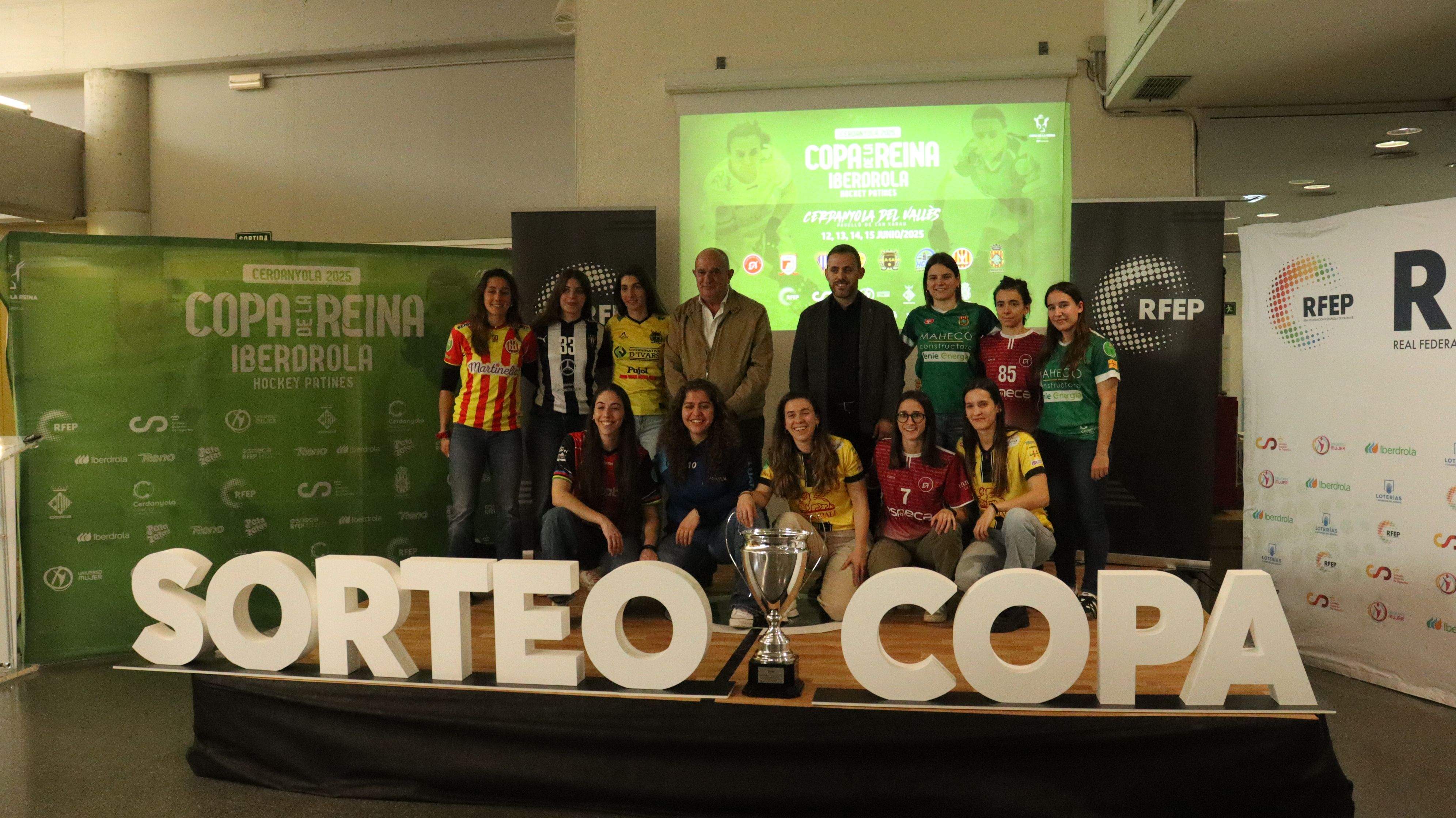 Foto de familia després del sorteig de la Copa de la Reina. FOTO: Marc Mata