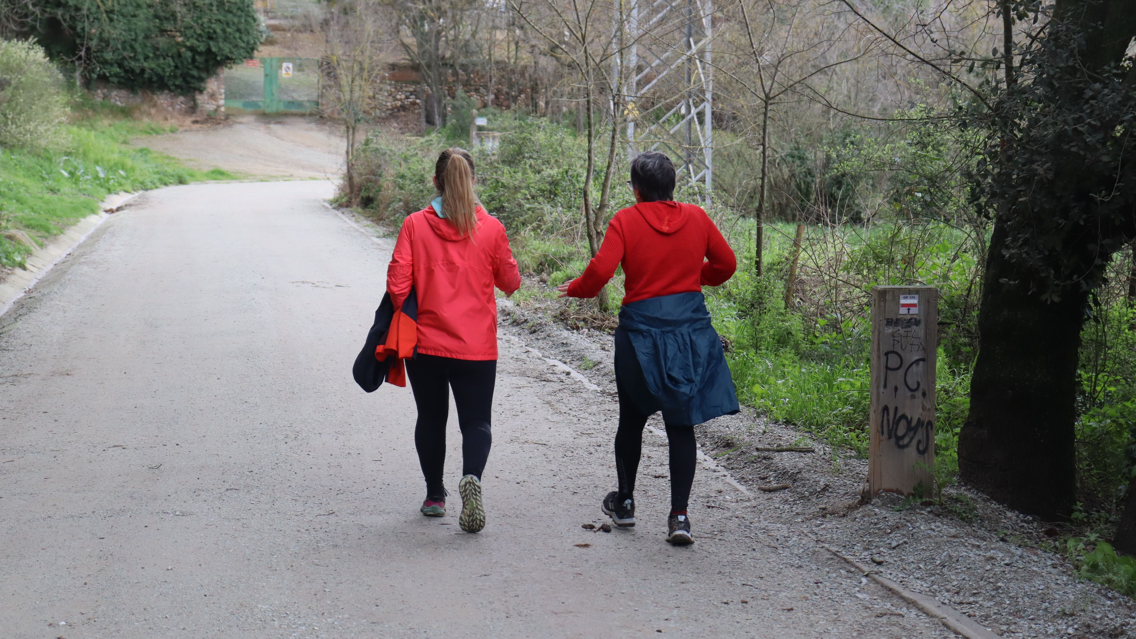 Cerdanyola torna a gaudir de la Caminada Feminista malgrat l'amenaça de pluja. FOTO: Marc Mata