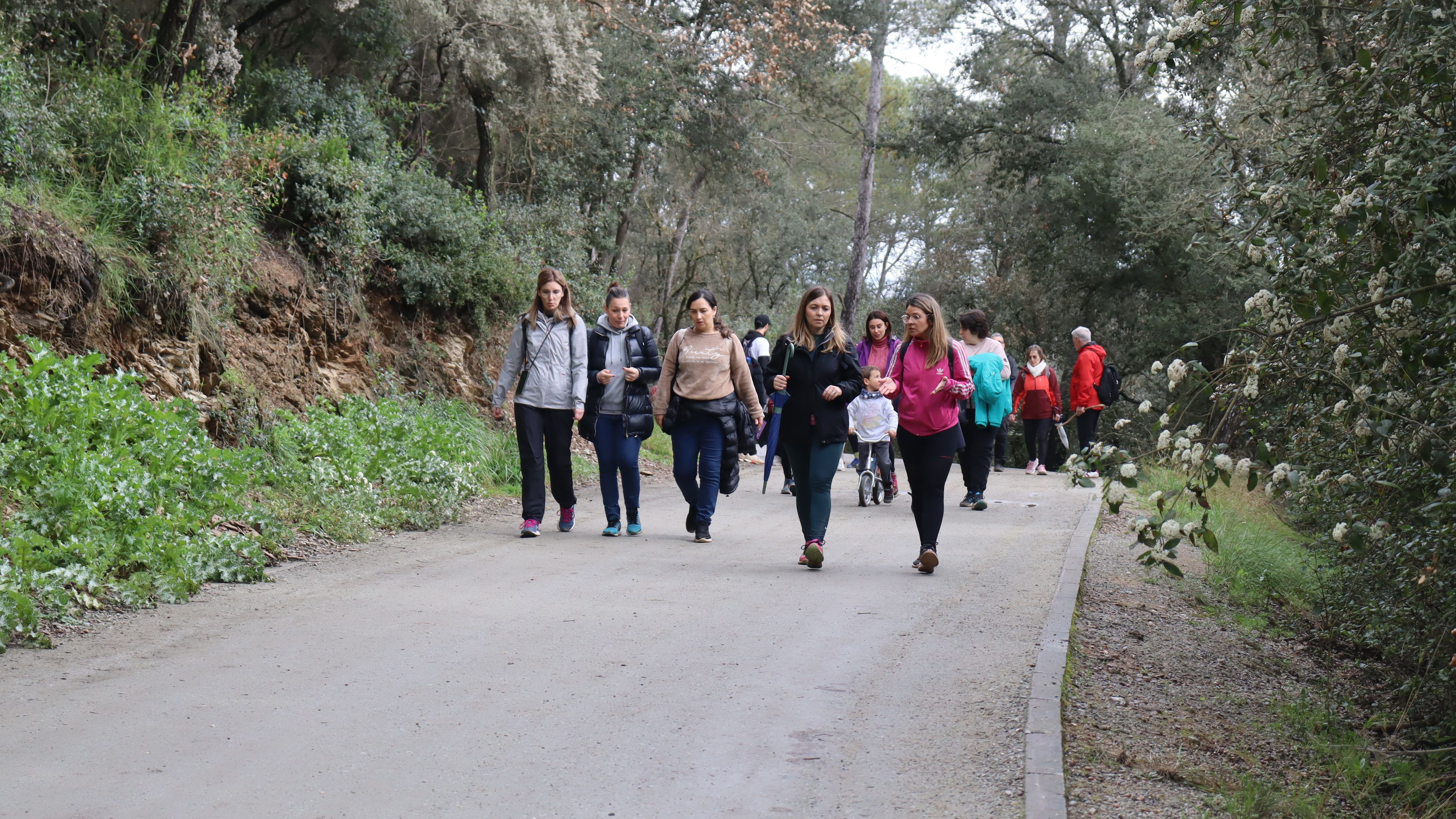 Cerdanyola torna a gaudir de la Caminada Feminista malgrat l'amenaça de pluja. FOTO: Marc Mata