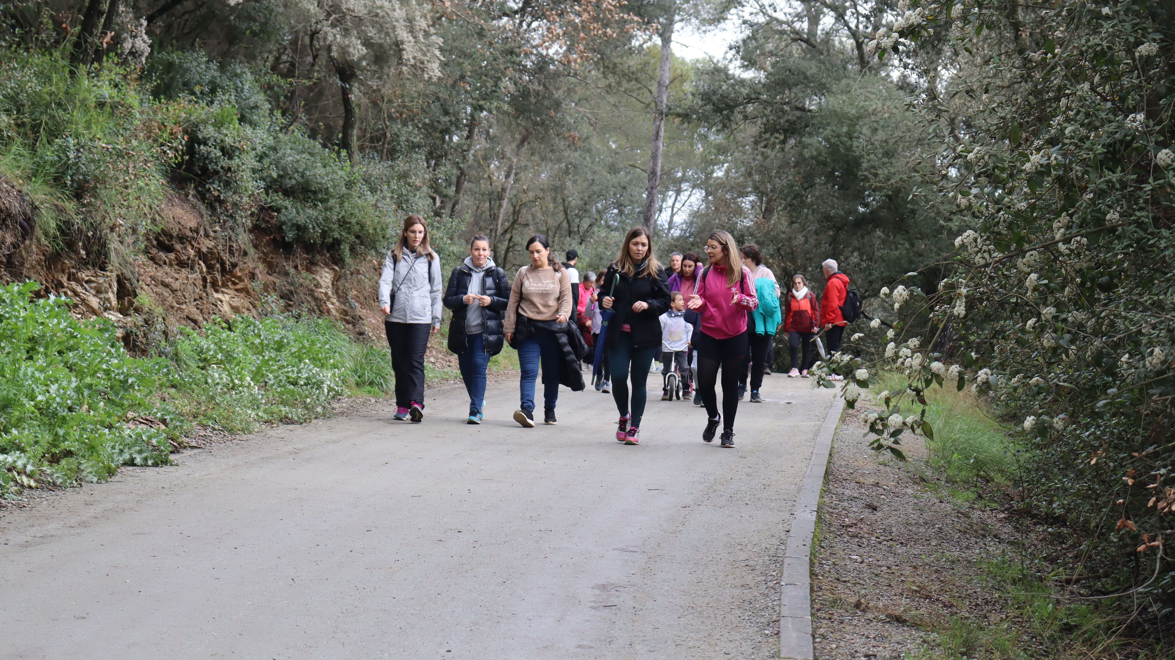 Cerdanyola torna a gaudir de la Caminada Feminista malgrat l'amenaça de pluja. FOTO: Marc Mata