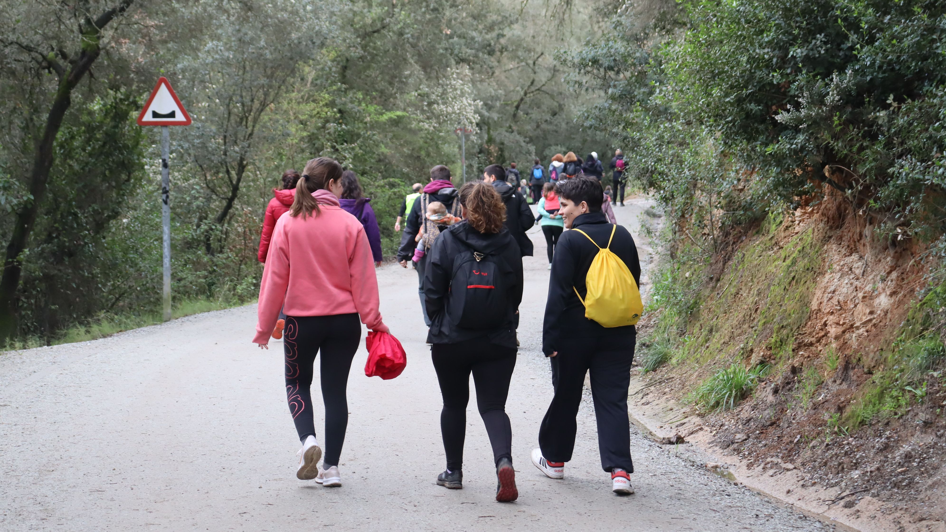 Cerdanyola torna a gaudir de la Caminada Feminista malgrat l'amenaça de pluja. FOTO: Marc Mata