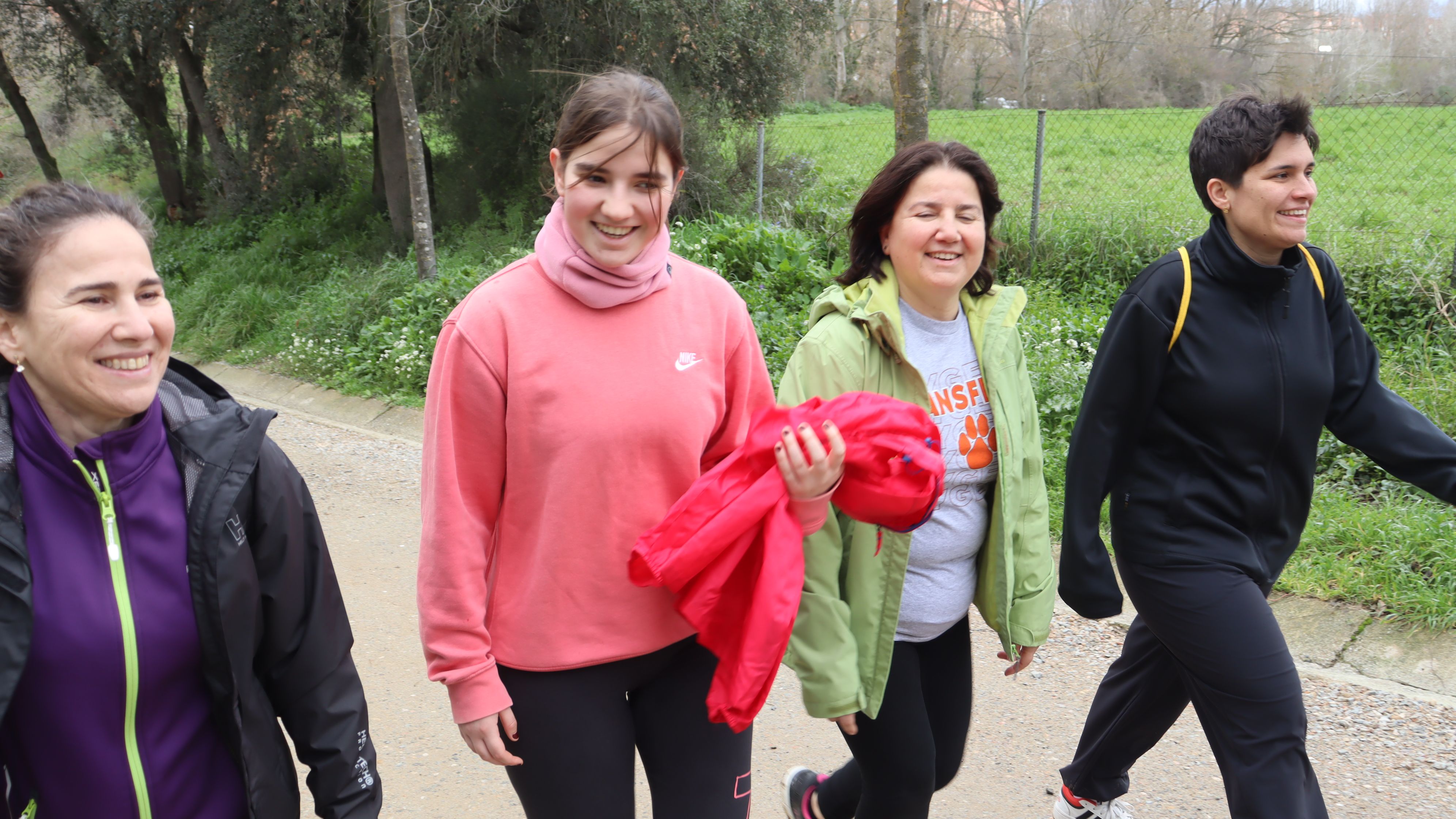 Cerdanyola torna a gaudir de la Caminada Feminista malgrat l'amenaça de pluja. FOTO: Marc Mata