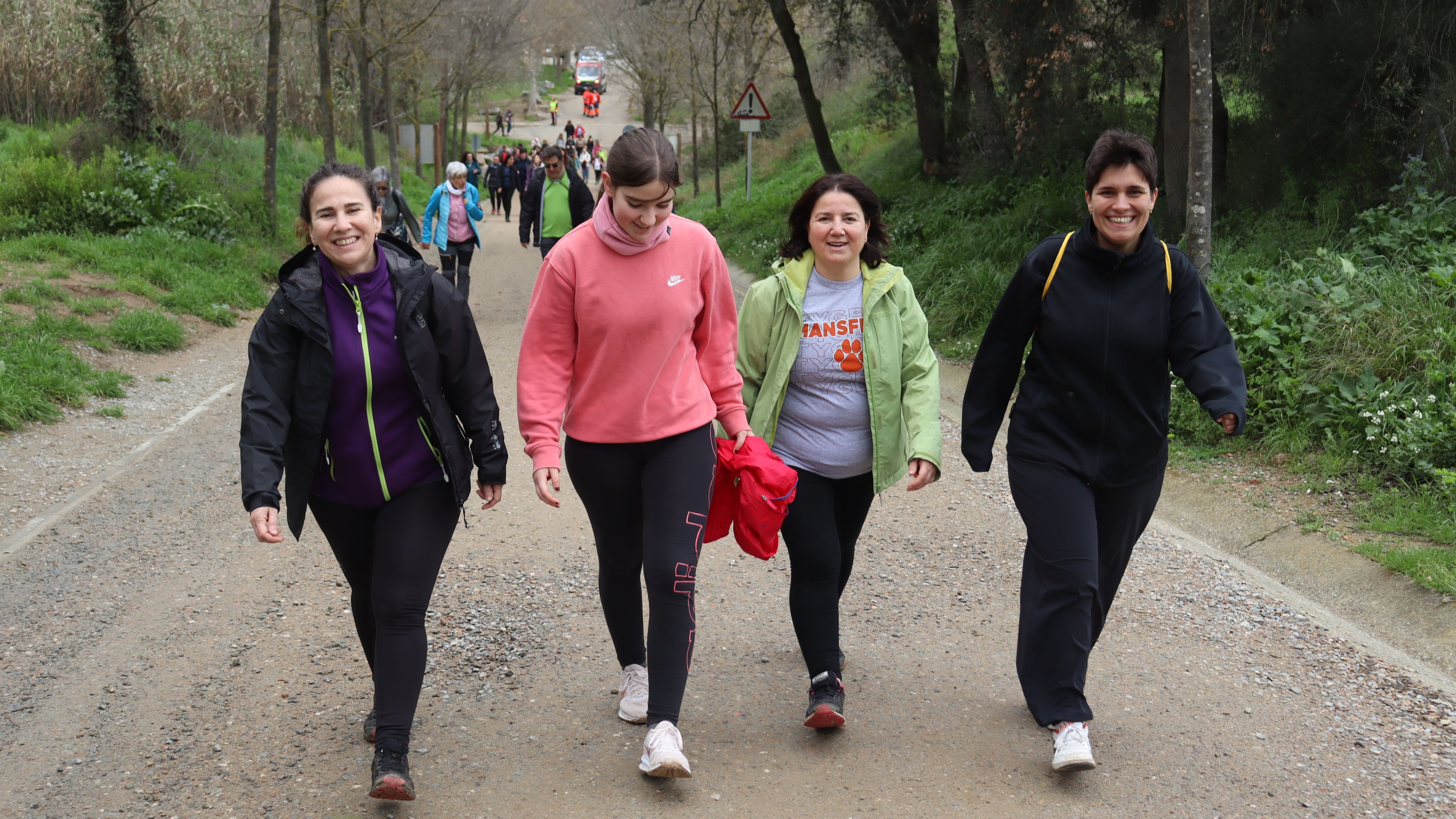 Cerdanyola torna a gaudir de la Caminada Feminista malgrat l'amenaça de pluja. FOTO: Marc Mata