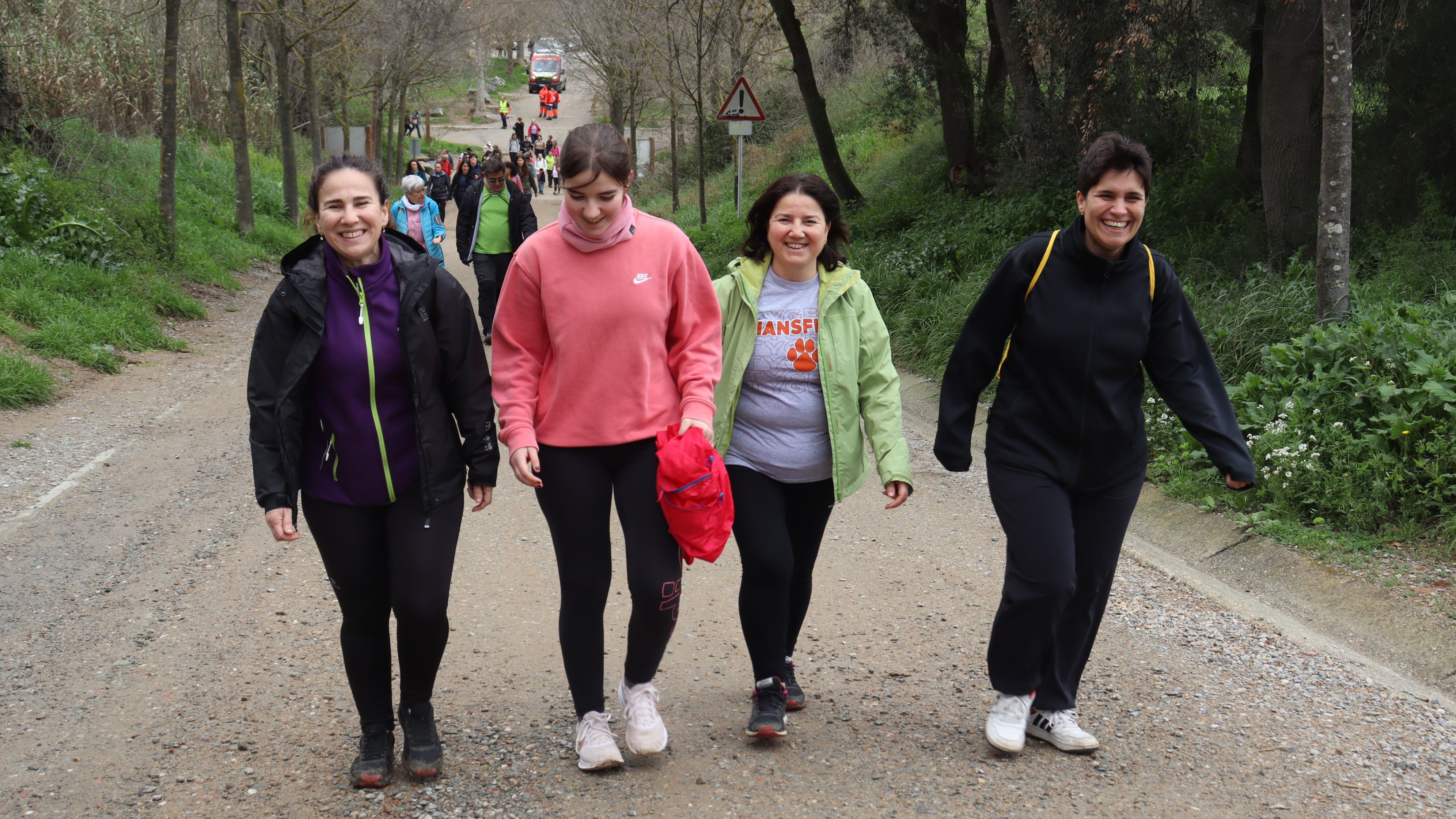 Cerdanyola torna a gaudir de la Caminada Feminista malgrat l'amenaça de pluja. FOTO: Marc Mata