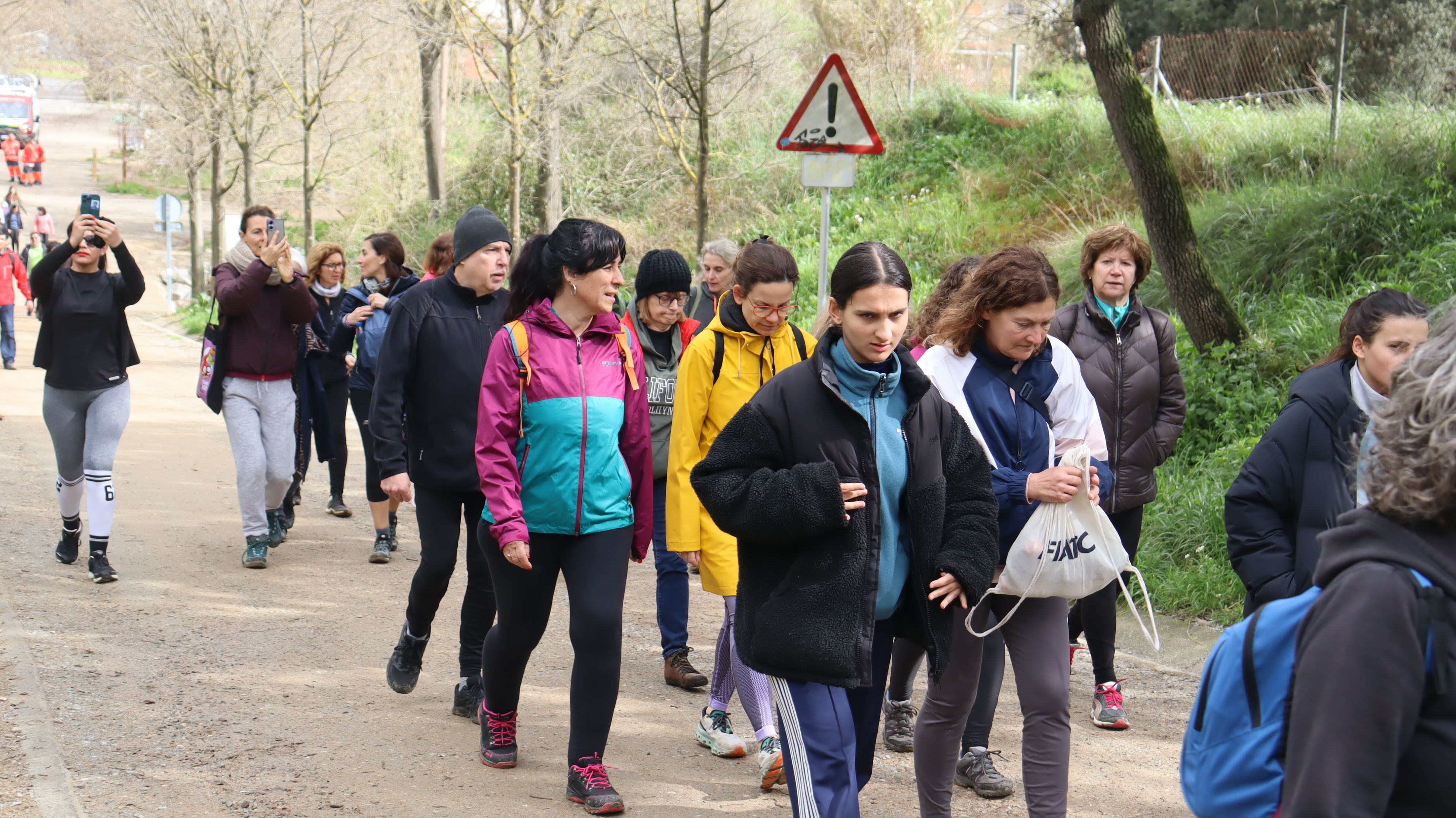 Cerdanyola torna a gaudir de la Caminada Feminista malgrat l'amenaça de pluja. FOTO: Marc Mata