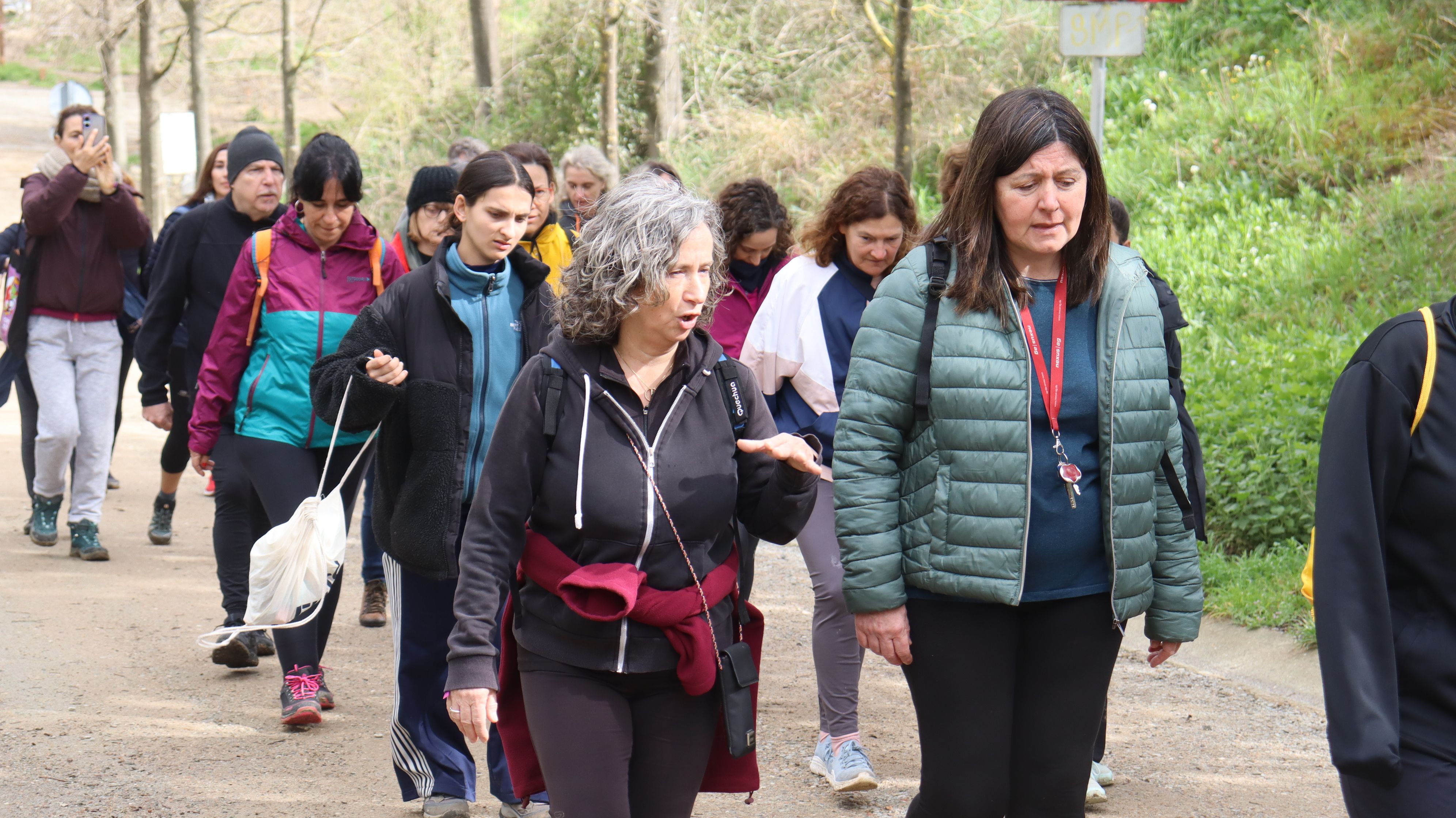 Cerdanyola torna a gaudir de la Caminada Feminista malgrat l'amenaça de pluja. FOTO: Marc Mata