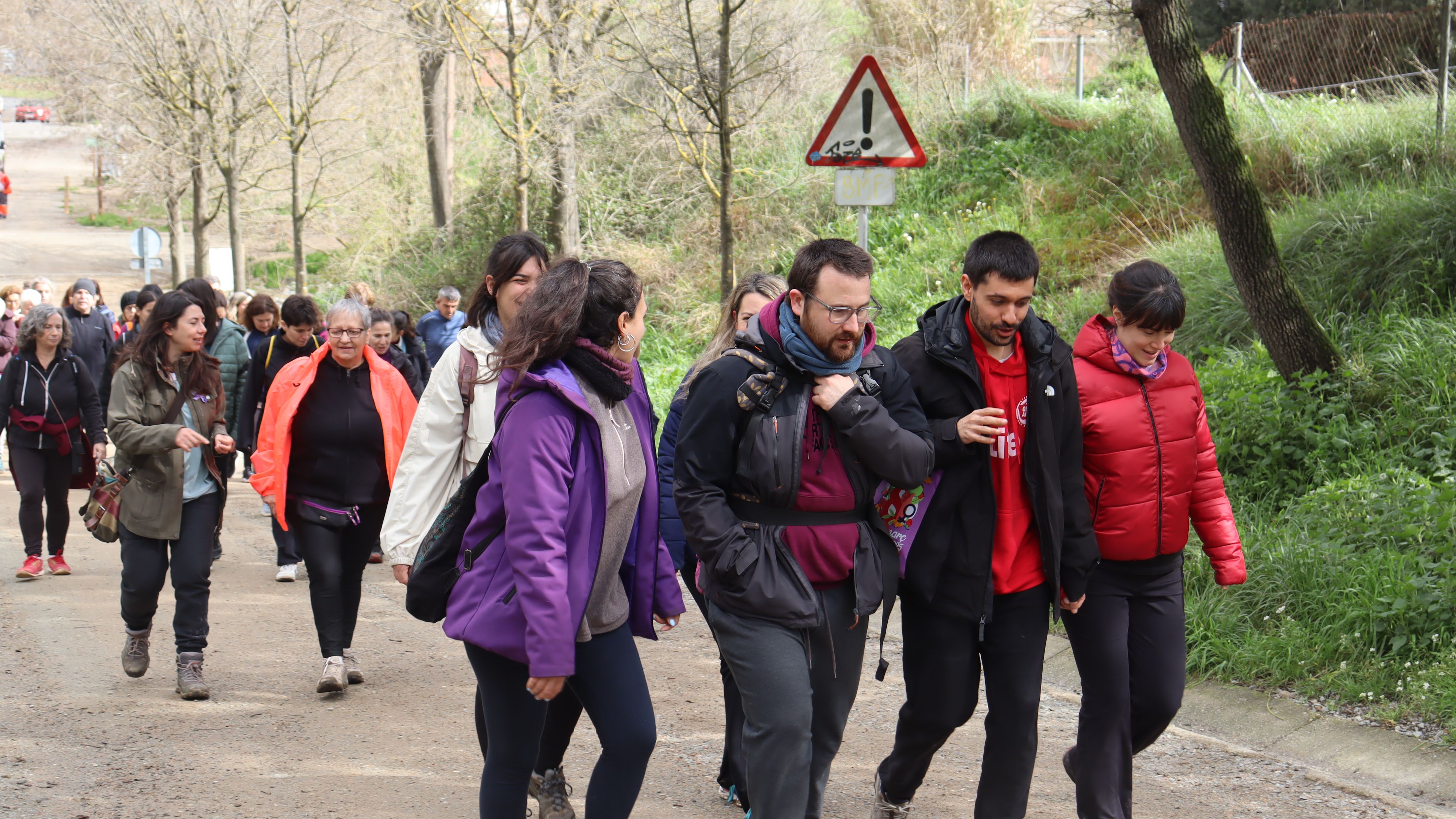 Cerdanyola torna a gaudir de la Caminada Feminista malgrat l'amenaça de pluja. FOTO: Marc Mata