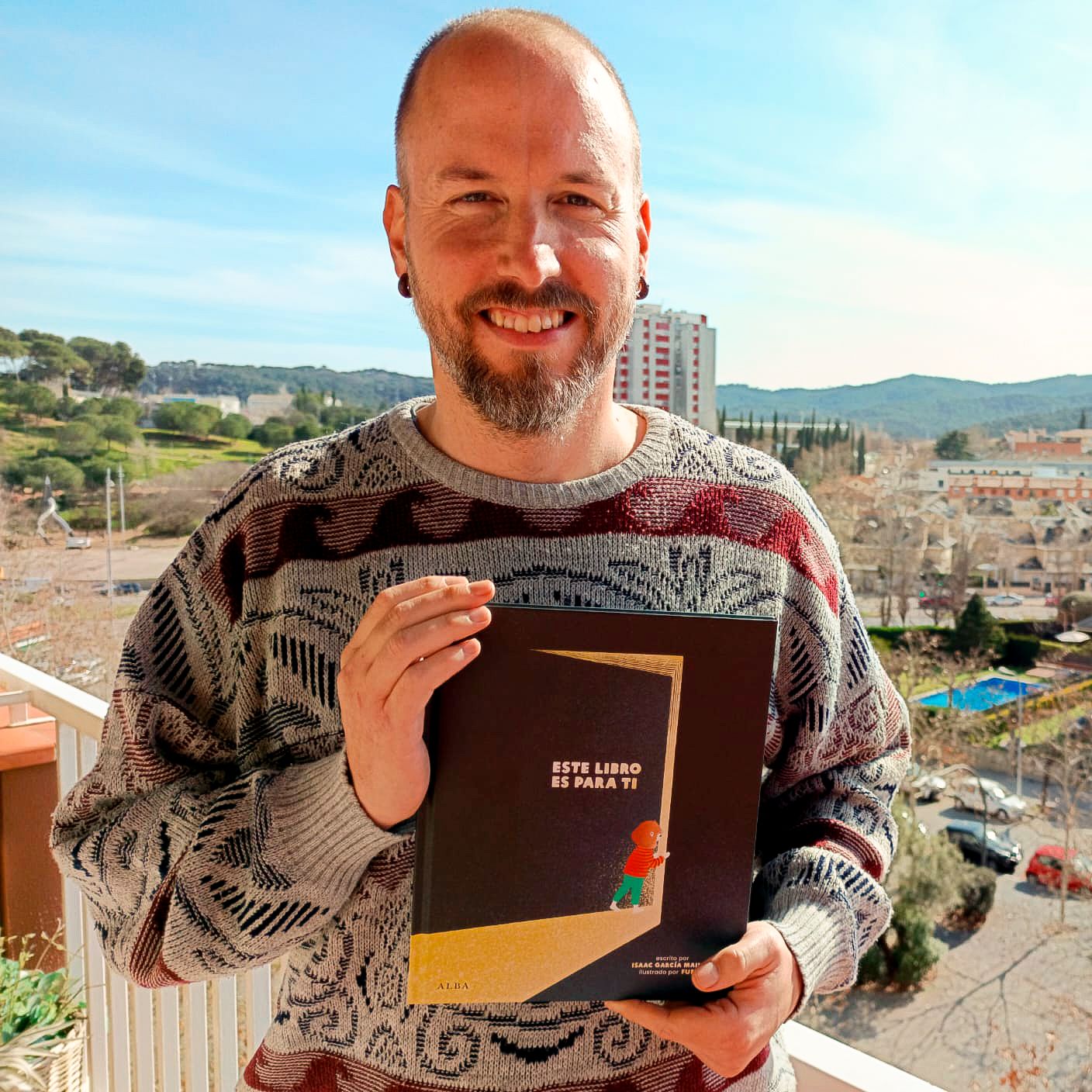 Isaac Garcia amb el llibre. FOTO: Cedida per l'autor