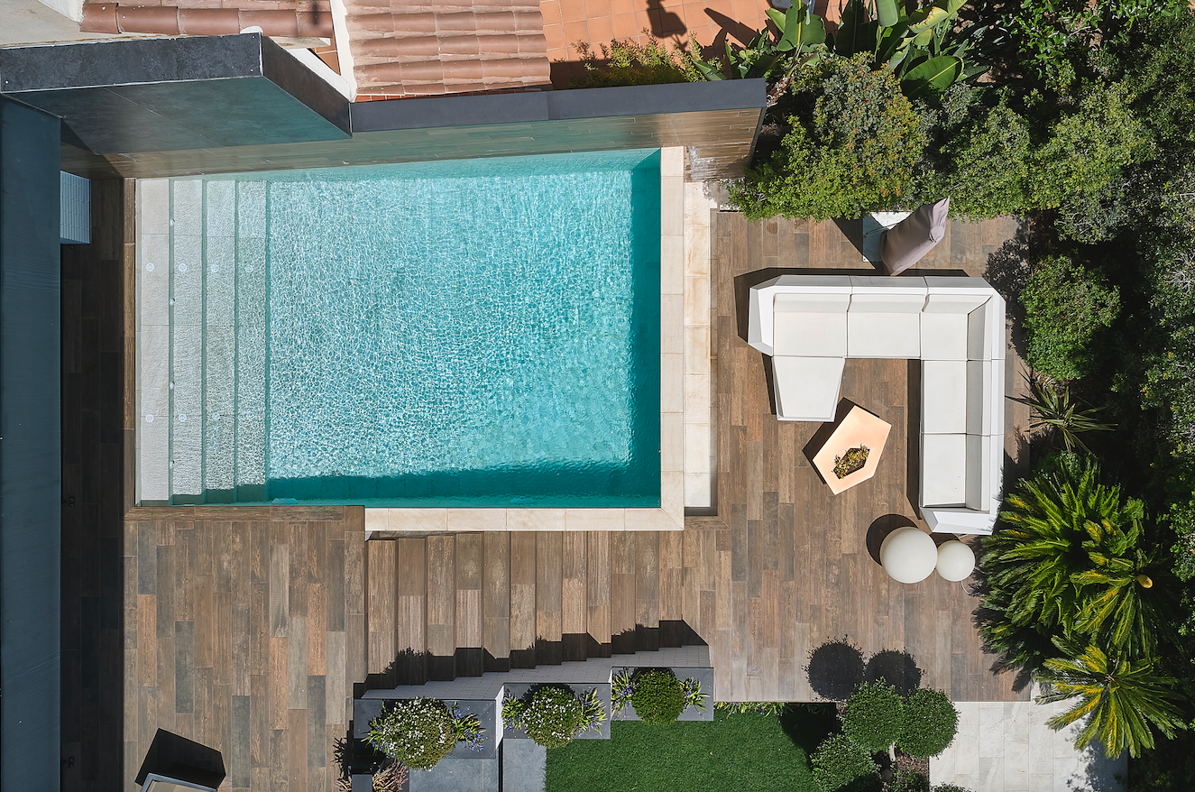 La piscina, revestida amb el model Pietro White de Rosa Gres, un material ceràmic pensat per resistir i embellir, aporta lluminositat a tot l'espai FOTO: Jordi Miralles