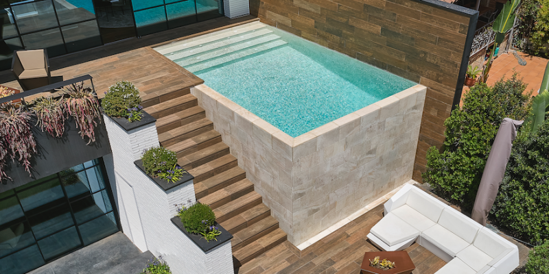 La piscina s'integra plenament a la casa FOTO: Jordi Miralles