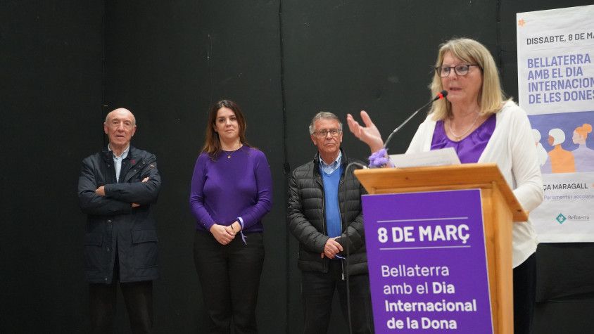 Chus Cornellana en el parlament del Dia de la Dona, amb el president de l'EMD al fons | Laia Tardós (Bellaterra Diari)