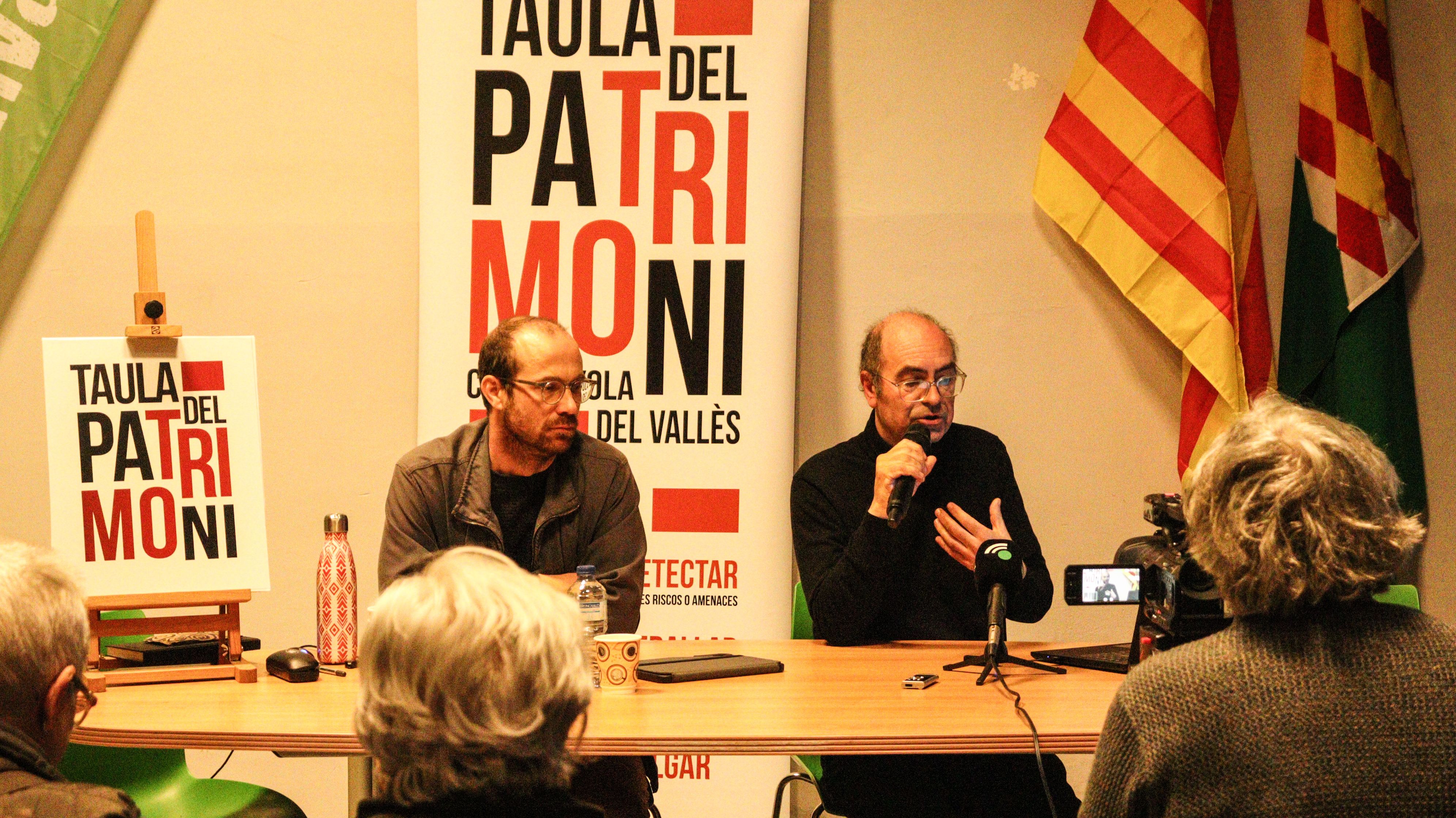 Els arquitectes Roger Llimós i Joan Carles Sallas a la taula rodona sobre la Uralita. FOTO: Marc Mata 