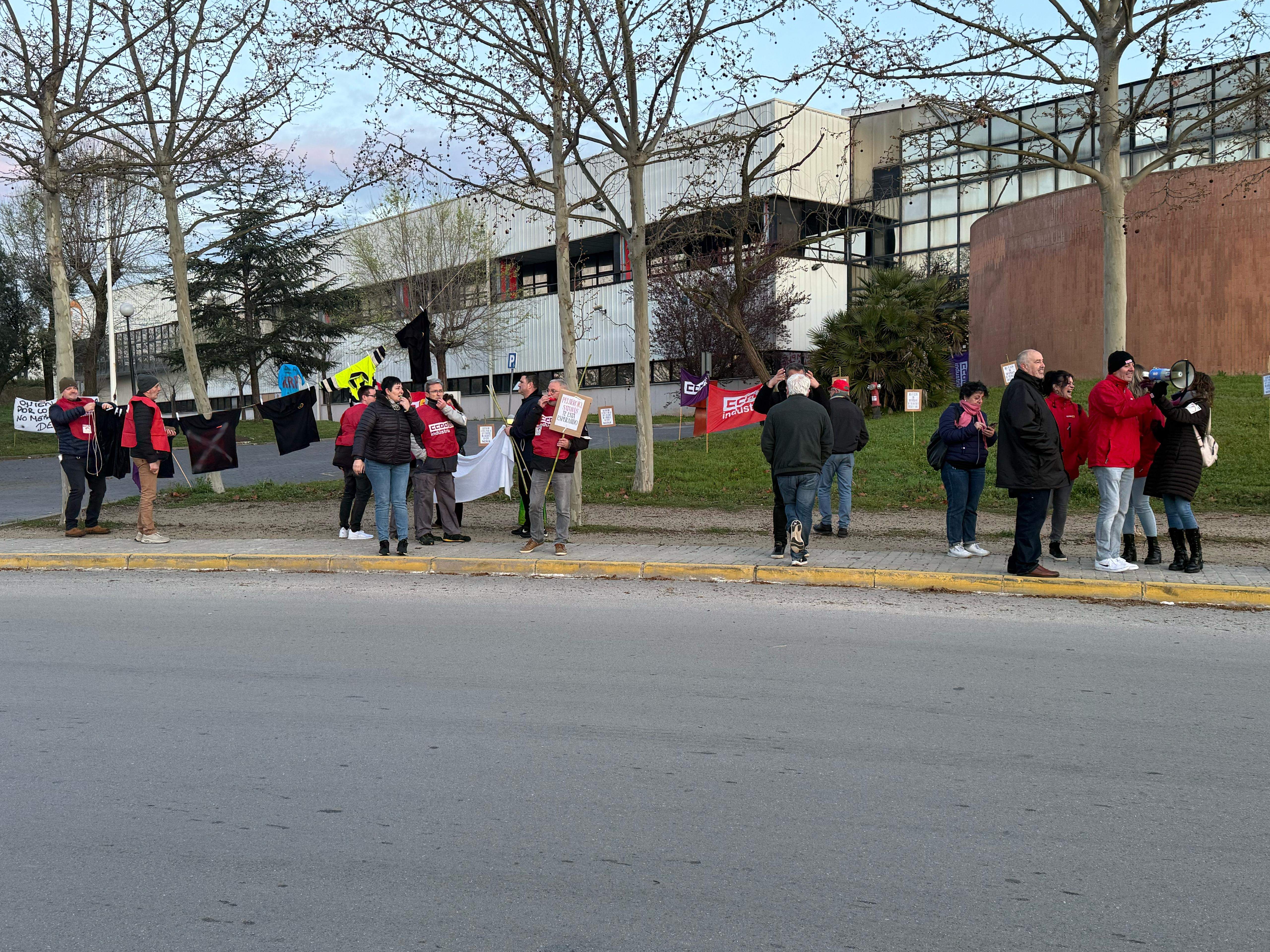 Treballadors de Fragola Iberia concentrats davant la planta de Cerdanyola. FOTO: Cedida