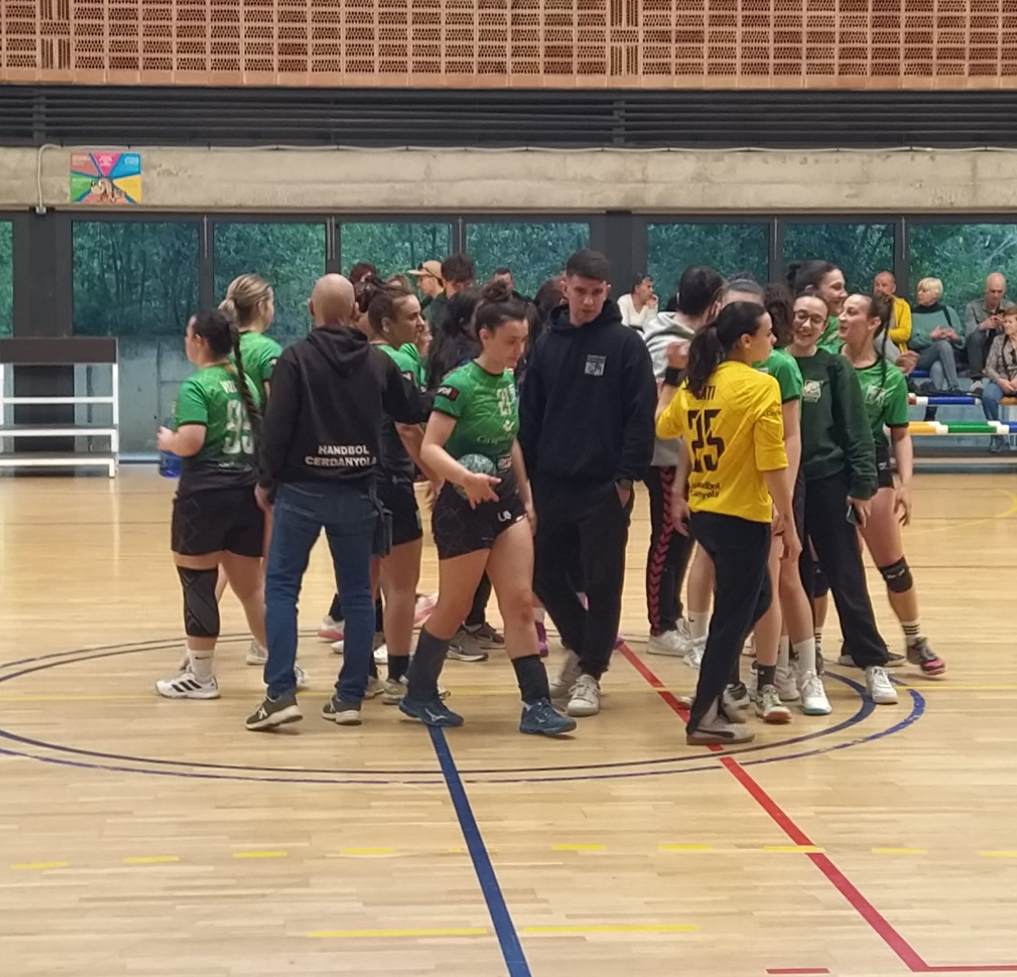 Les jugadores del CH Cerdanyola celebrant la victòria davant del Montbui. FOTO: Cedida