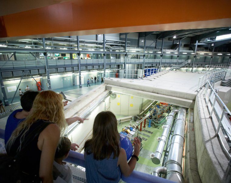 Un grup de visitants al Sincrotró Alba Un grup de visitants al Sincrotró Alba