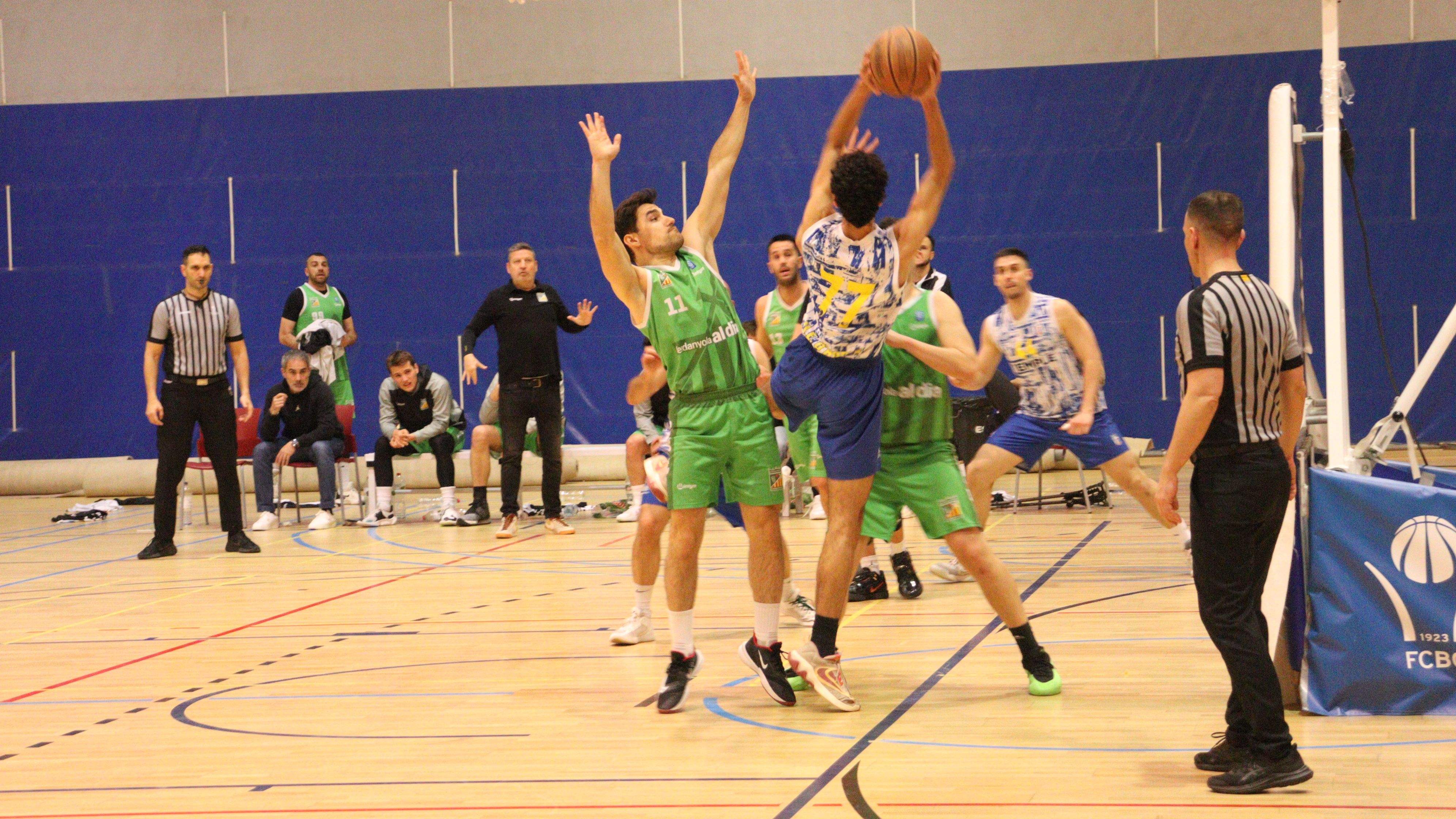 El Cerdanyola defensant la seva canasta. FOTO: Marc Mata 