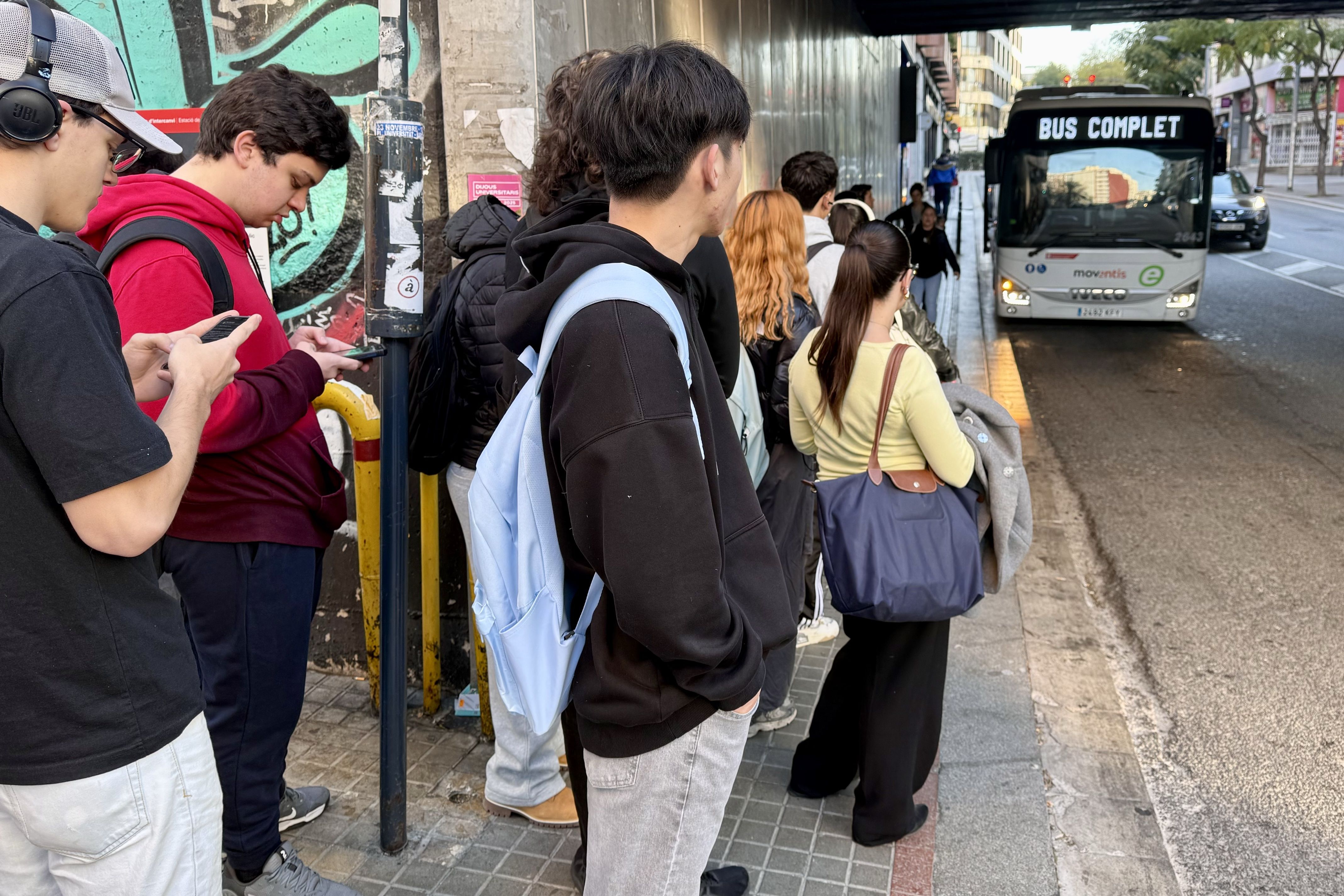 La parada del bus d'avinguda Catalunya plena de gent. FOTO: ACN