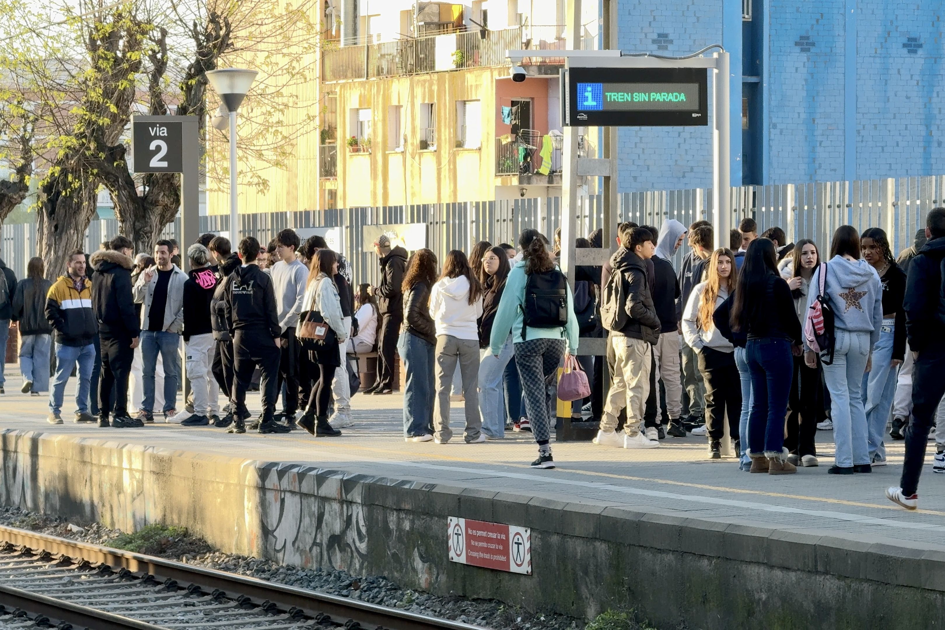 L'andana de l'estació de Cerdanyola plena de gent. FOTO: ACN L'andana de l'estació de Cerdanyola plena de gent. FOTO: ACN