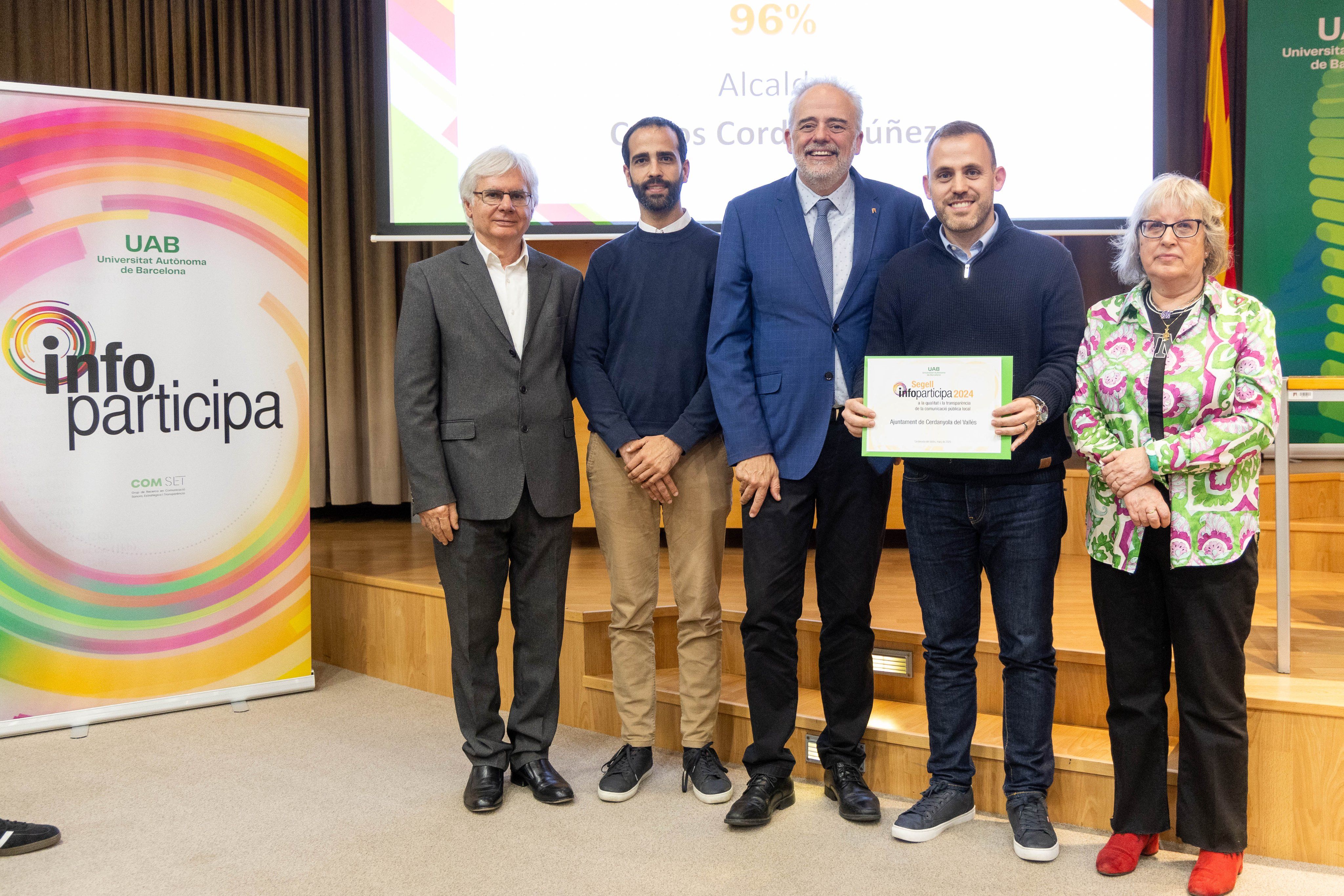 L'alcalde de Cerdanyola, Carlos Cordón, i el regidor de Participació i Transparència, Santiago Moro, rebent el Segell Infoparticipa. FOTO: Ajuntament