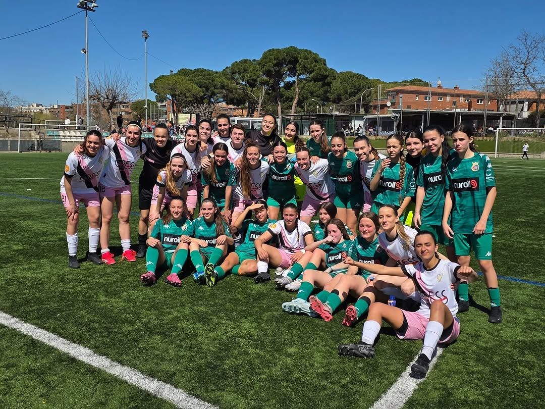 Les jugadores del Mataró i el Cerdanyola en acabar el partit. FOTO: @cerdanyolafc