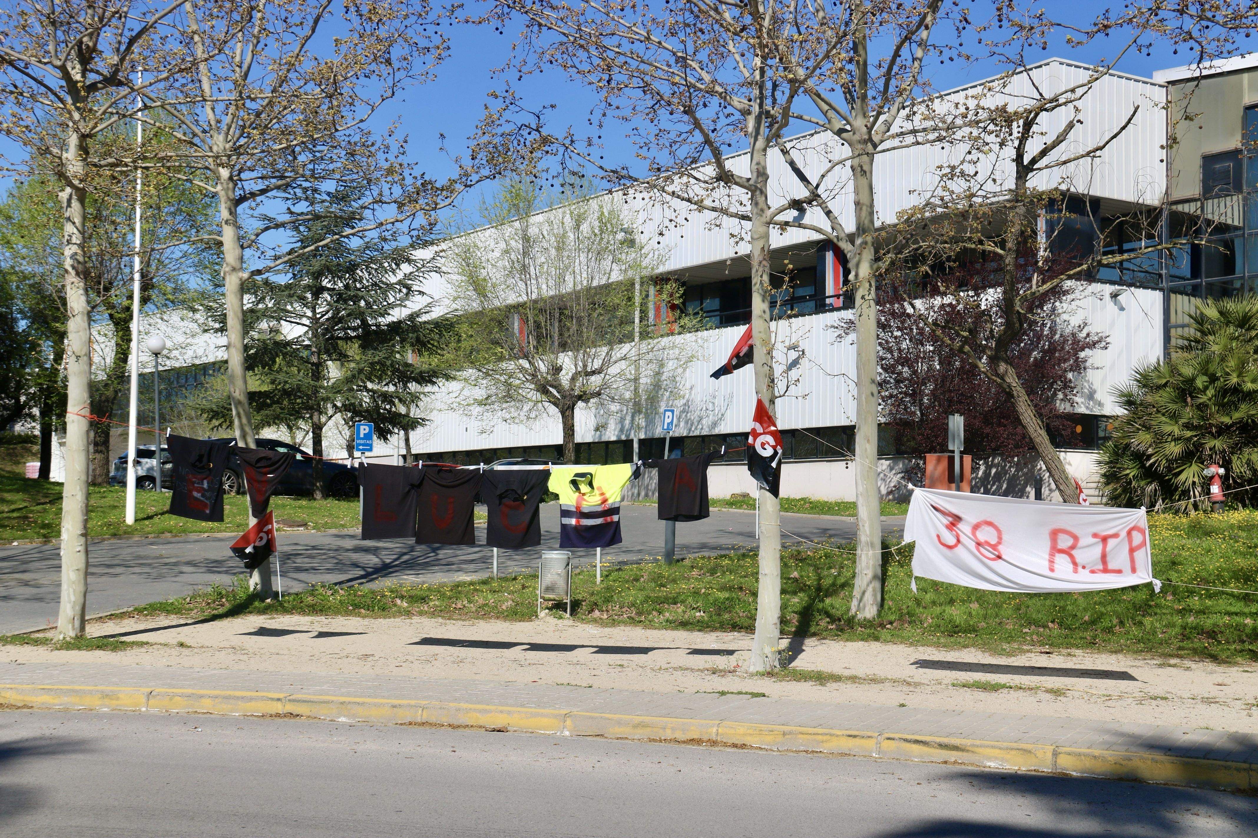 Pancartes contra l'ERO de Fragola Iberia a la planta de Cerdanyola. FOTO: Albert Segura (ACN)