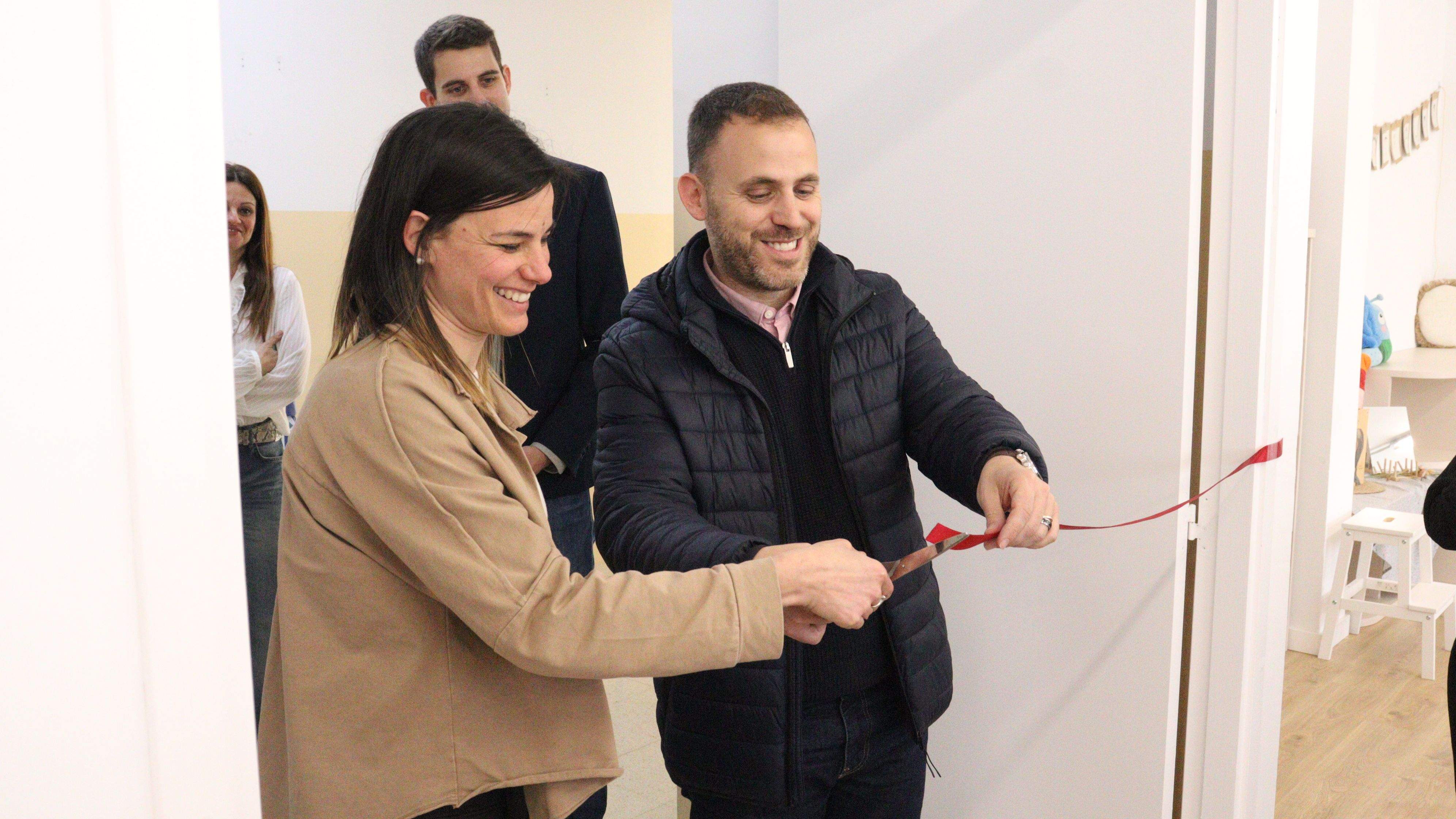 La directora de l'escola Sant Martí, Miriam Peiró, i l'alcalde Carlos Cordón inaugurant la nova biblioteca. FOTO: Marc Mata 