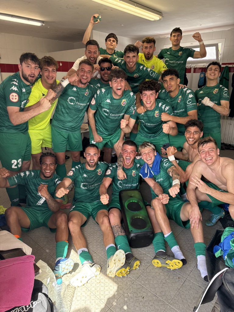 La plantilla del Cerdanyola celebrant la victòria contra el Girona B. FOTO: @CERDANYOLAFC