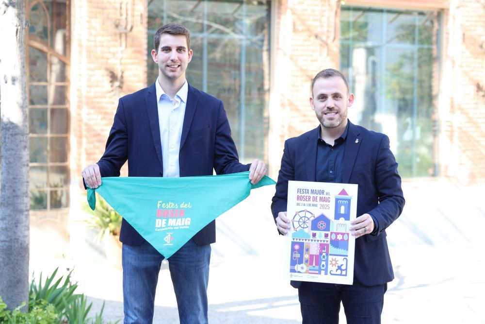 L'alcalde, Carlos Cordón, i el regidor de Grans Esdeveniments, David González, amb el cartell i el mocador del Roser de Maig. FOTO: Núria Puentes (Ajuntament)