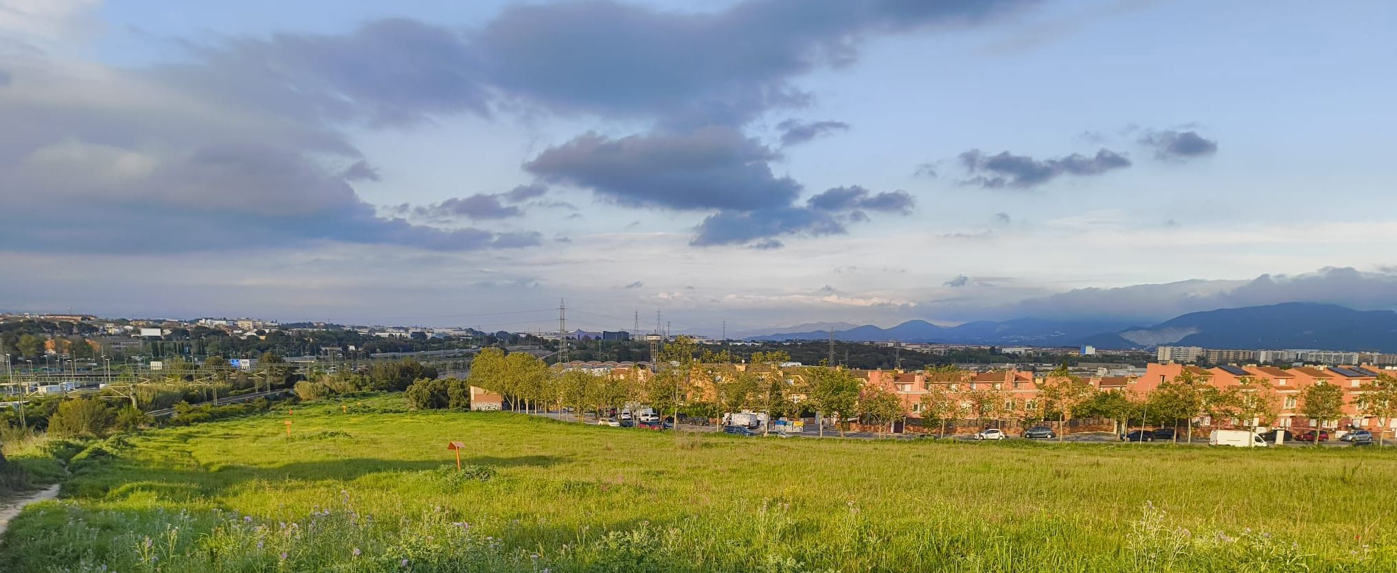 El camí transcorre paral·lel al carrer de Serragalliners, al barri de Serraperera. 