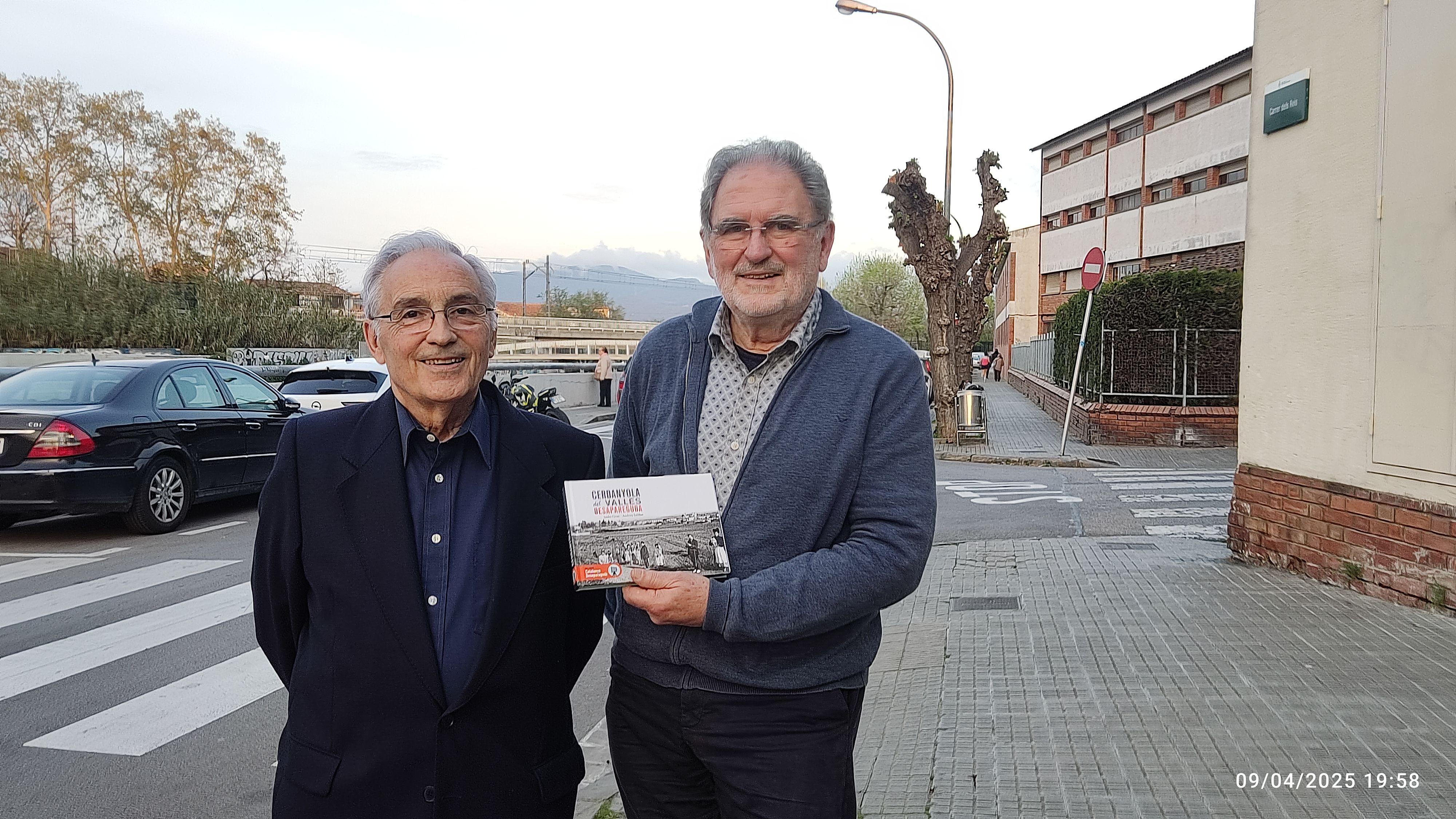 Andreu Salillas i Isidre Grau, a Les Fontetes, amb el llibre Cerdanyola desapareguda Andreu Salillas i Isidre Grau, a Les Fontetes, amb el llibre Cerdanyola desapareguda