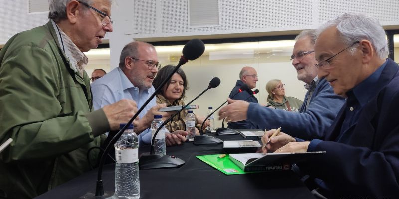 Isidre Grau i Andreu Salillas signaran exemplars durant la diada de Sant Jordi Isidre Grau i Andreu Salillas signaran exemplars durant la diada de Sant Jordi