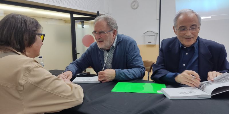 Isidre Grau i Andreu Salillas signaran exemplars durant la diada de Sant Jordi Isidre Grau i Andreu Salillas signaran exemplars durant la diada de Sant Jordi