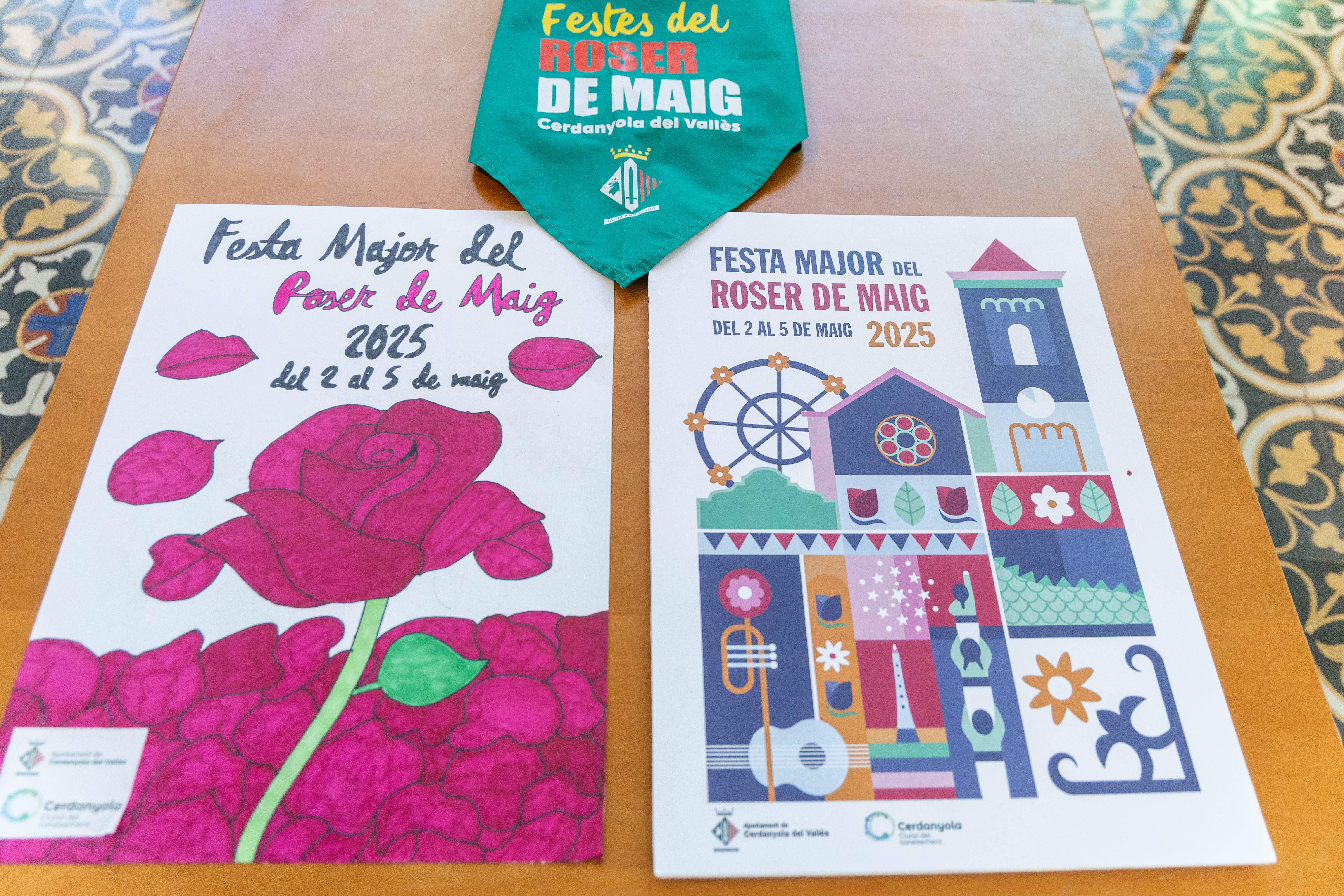 El mocador oficial del Roser de Maig 2025, acompanyat dels cartells de la Festa Major –la versió infantil i la imatge oficial–, en la presentació del programa. Foto: Núria Puentes (Ajuntament de Cerdanyola)