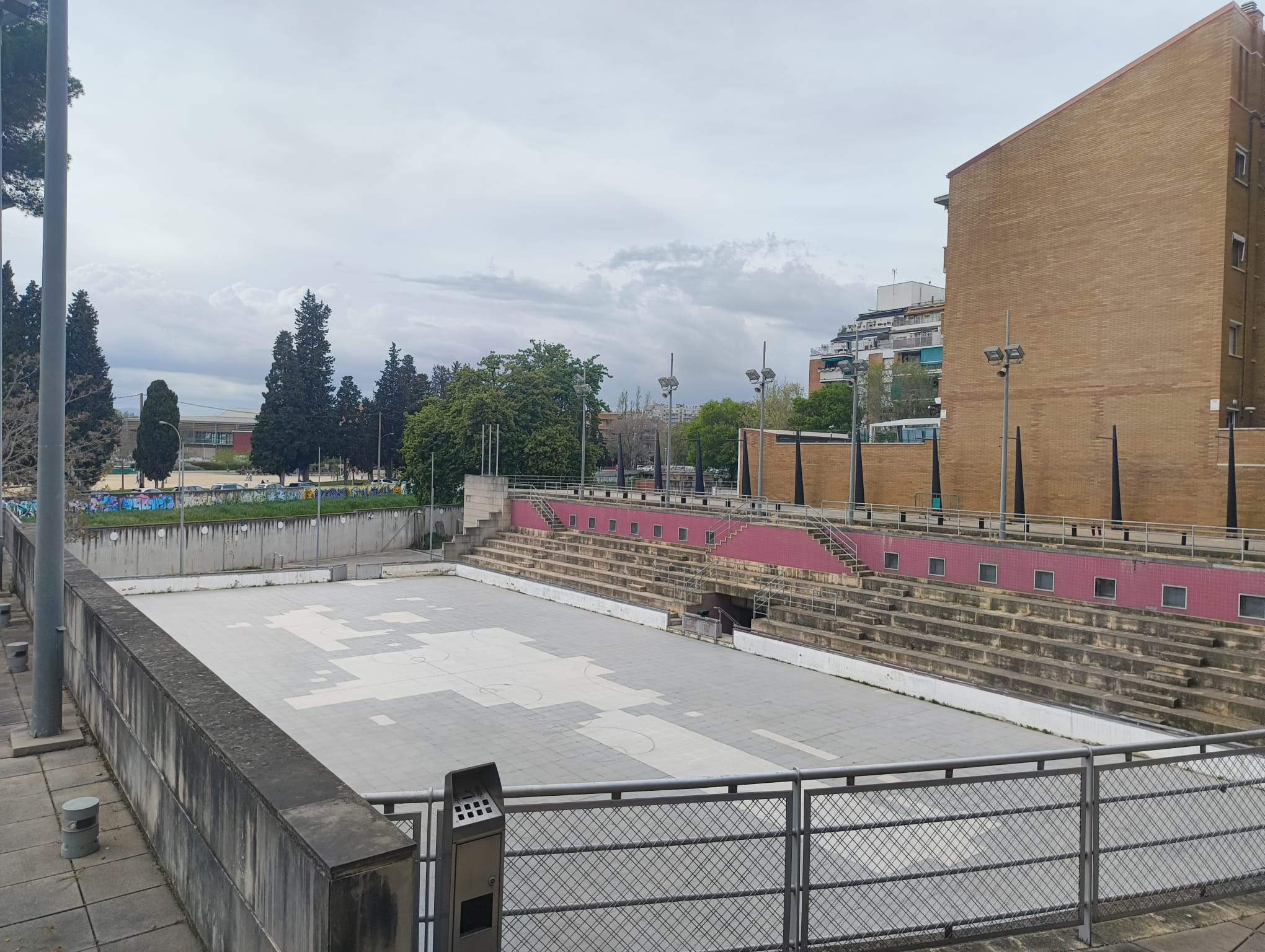 L'antiga pista d'hoquei exterior, integrada a l’edifici de la Biblioteca Central de Cerdanyola.