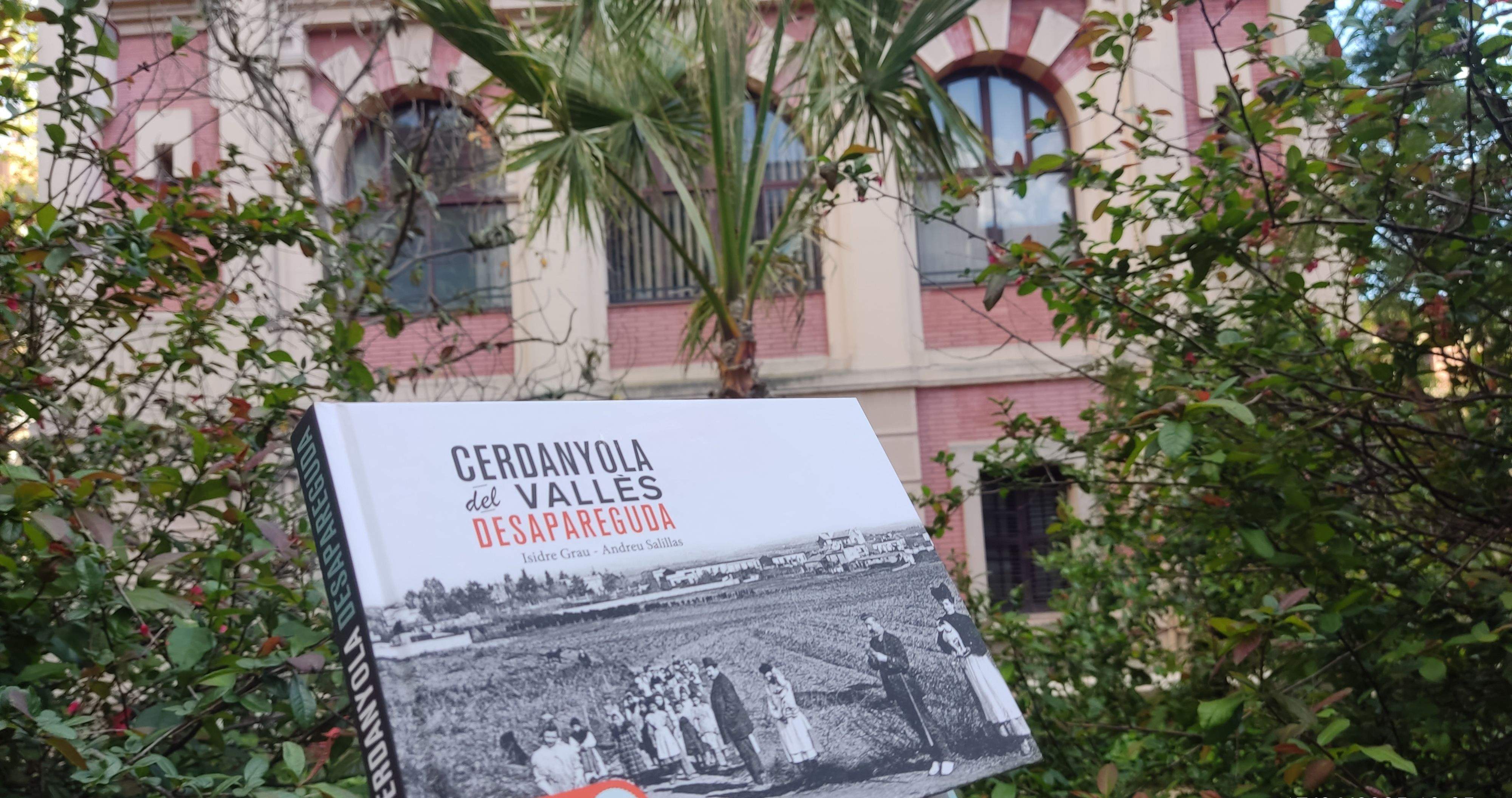 Façana de Can Llopis i llibre 'Cerdanyola Desapareguda'